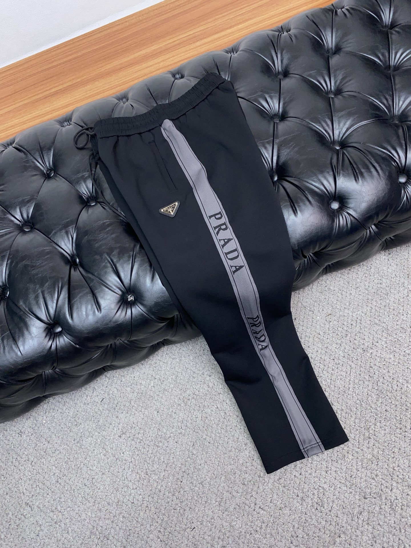 普拉达 25年秋冬新款天丝空气层运动休闲裤 干净利落剪裁，都市风十足 采用精纺面料手感软糯干爽，上身效果