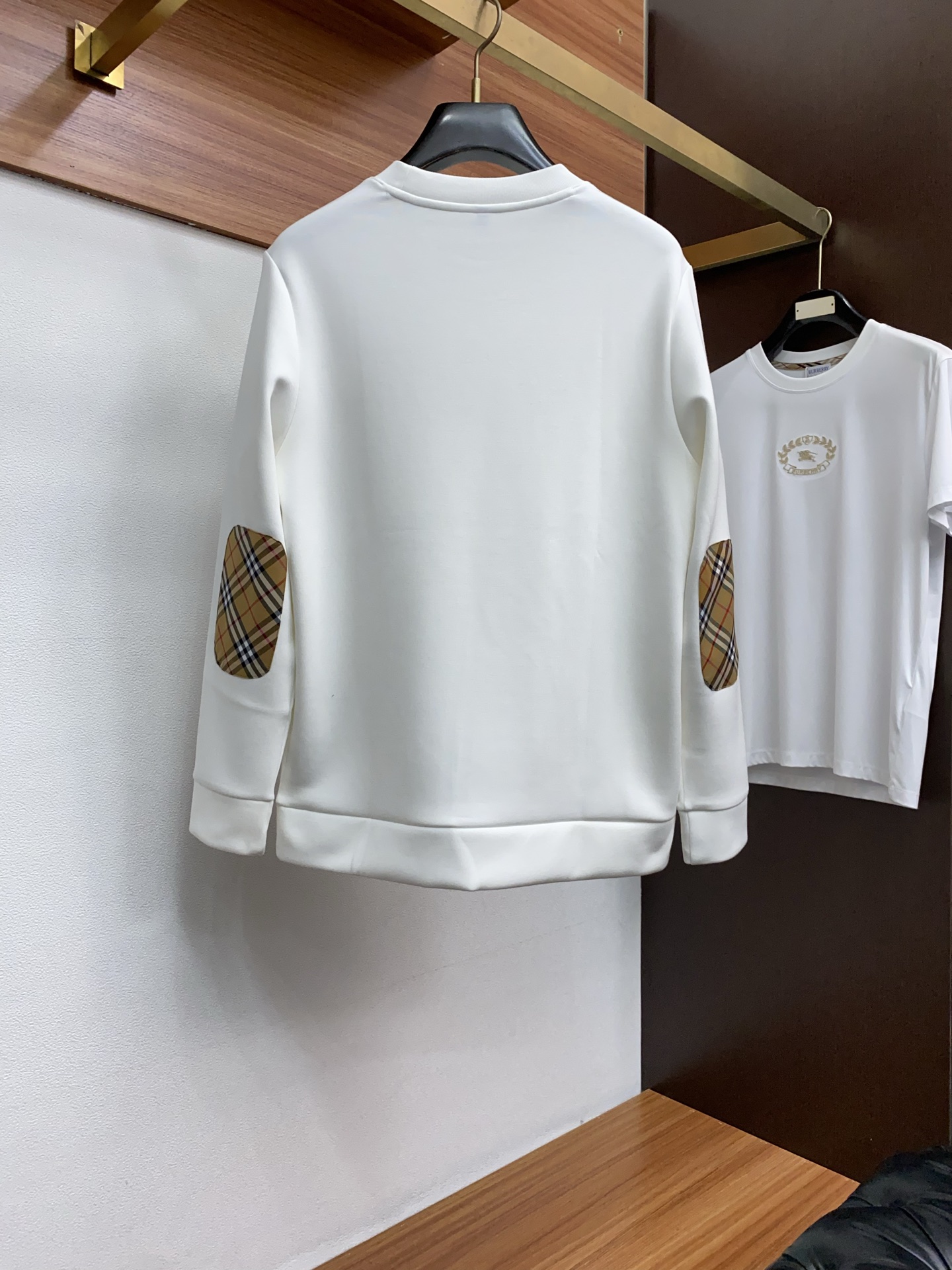 巴宝莉 男士高端简约圆领加厚空气棉长袖卫衣 ，香港洋行渠道货，纯正血统品质，25年秋冬 新款，经典王牌系