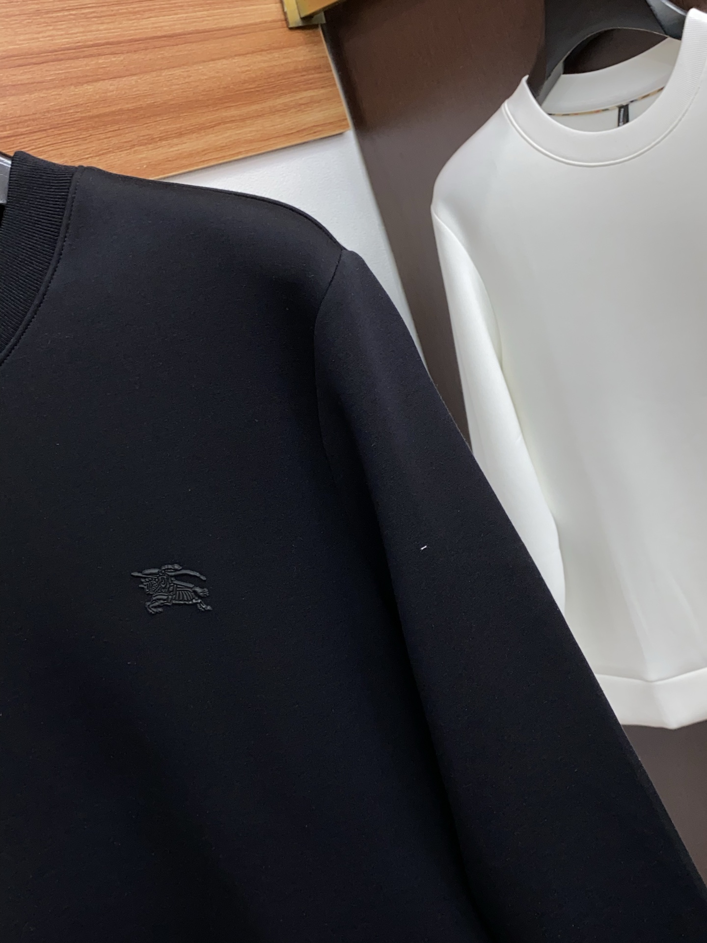 巴宝莉 男士高端简约圆领加厚空气棉长袖卫衣 ，香港洋行渠道货，纯正血统品质，25年秋冬 新款，经典王牌系