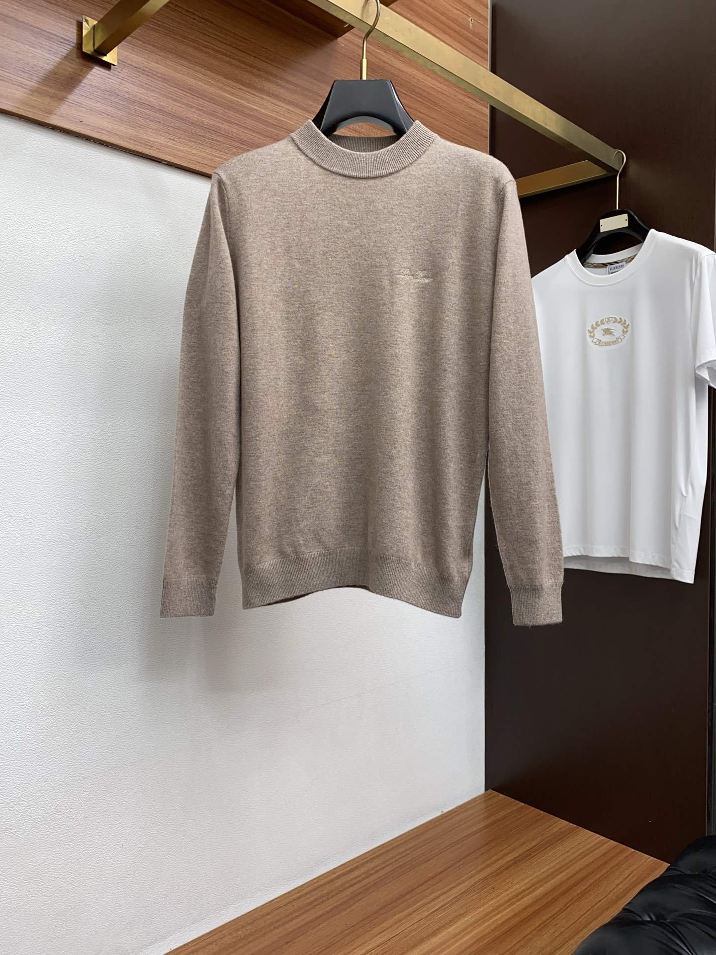 NO:711805,After the new year, LP Loro Piana 2025 new autumn and winter simple and versatile jacquard lapel stitch 100% cotton wool long-sleeved sweater. Exquisite crafts counter fabrics, top-level elements are integrated to create trendy men's fashion. Whether it is upper body comfort or unparalleled existence, M-3xL,, loro piana, sweaters,19860909可年后 LP 诺悠翩雅 2025秋冬新款简约百搭款提花翻领针百分百棉羊毛长袖毛衣 精致工艺专柜面料,顶级元素融合打造,潮男时尚,无论是上身舒适度还是都是无可比拟的存在 M-3xL,,loro piana,sweaters,,Men's clothing