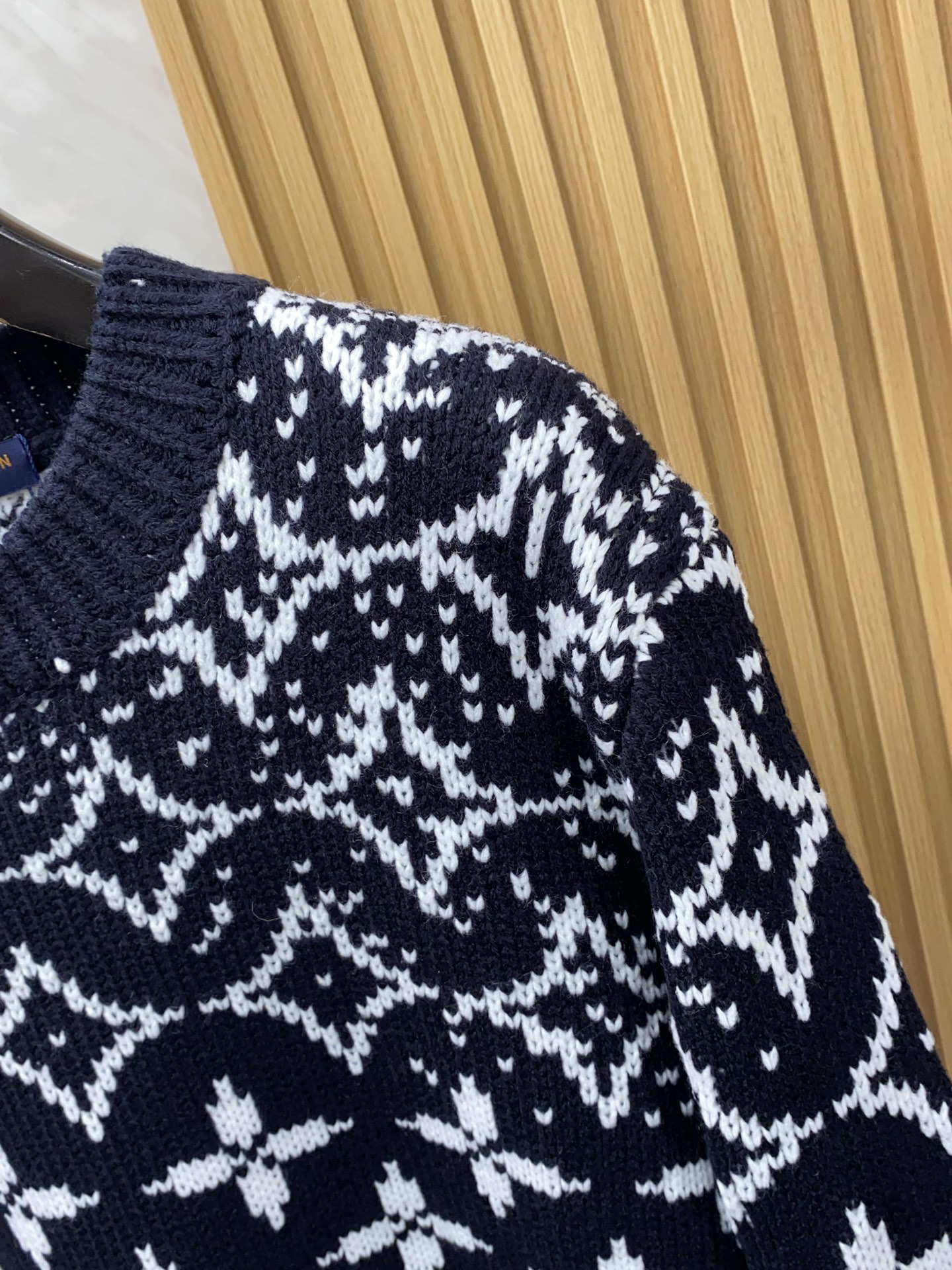 1v路易威登 2025秋冬新款简约百搭款羊毛混纺长袖毛衣 精致工艺专柜面料，顶级元素融合打造，潮男时尚，