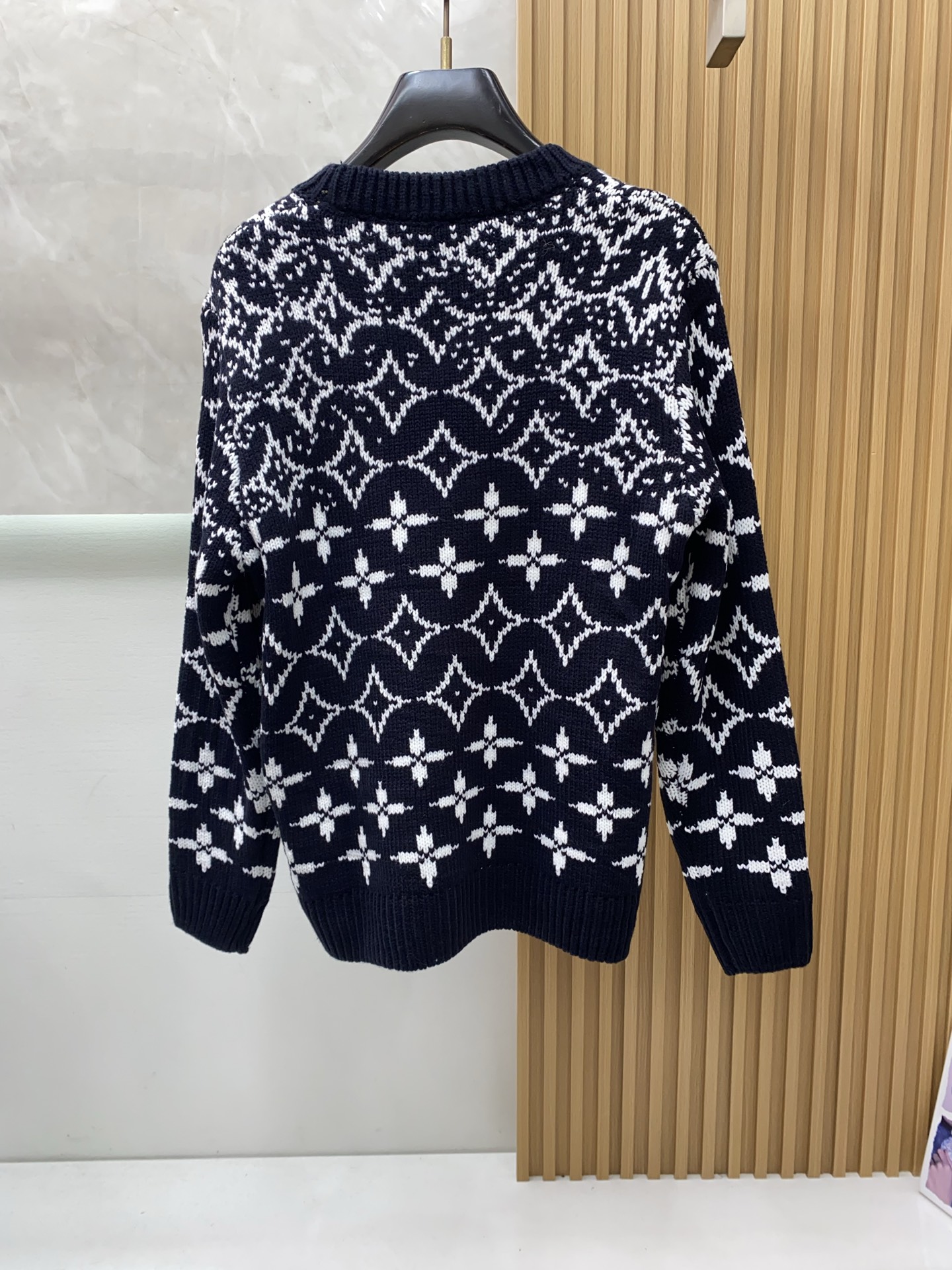 1v路易威登 2025秋冬新款简约百搭款羊毛混纺长袖毛衣 精致工艺专柜面料，顶级元素融合打造，潮男时尚，