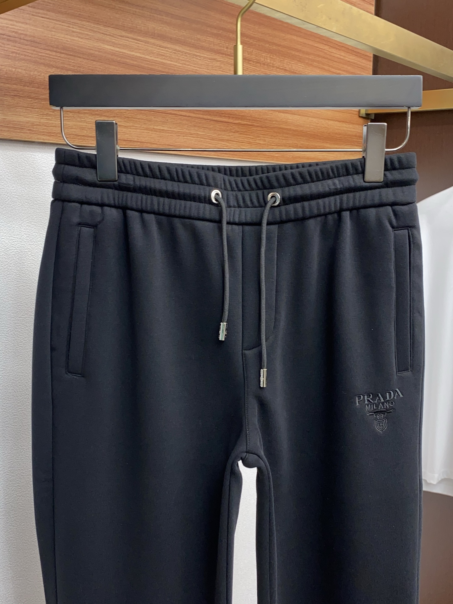 普拉达 2025 秋冬定制纯棉加绒休闲裤 干净利落剪裁，都市风十足 采用精纺面料手感软糯干爽，上身效果挺