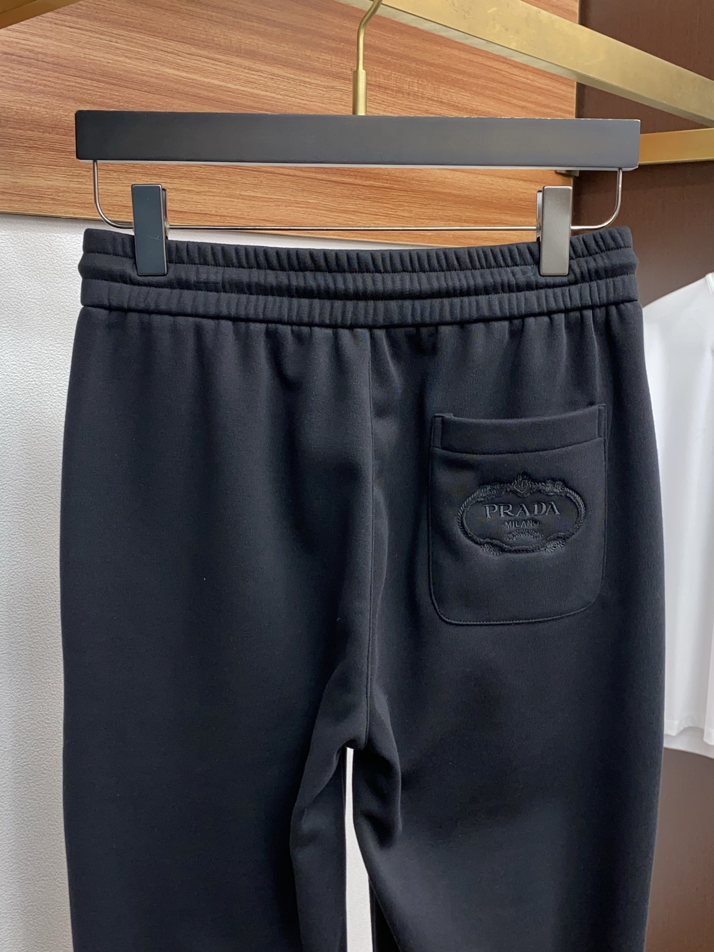 普拉达 2025 秋冬定制纯棉加绒休闲裤 干净利落剪裁，都市风十足 采用精纺面料手感软糯干爽，上身效果挺