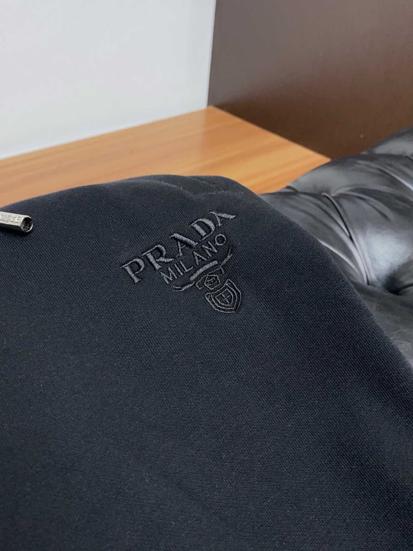 普拉达 2025 秋冬定制纯棉加绒休闲裤 干净利落剪裁，都市风十足 采用精纺面料手感软糯干爽，上身效果挺