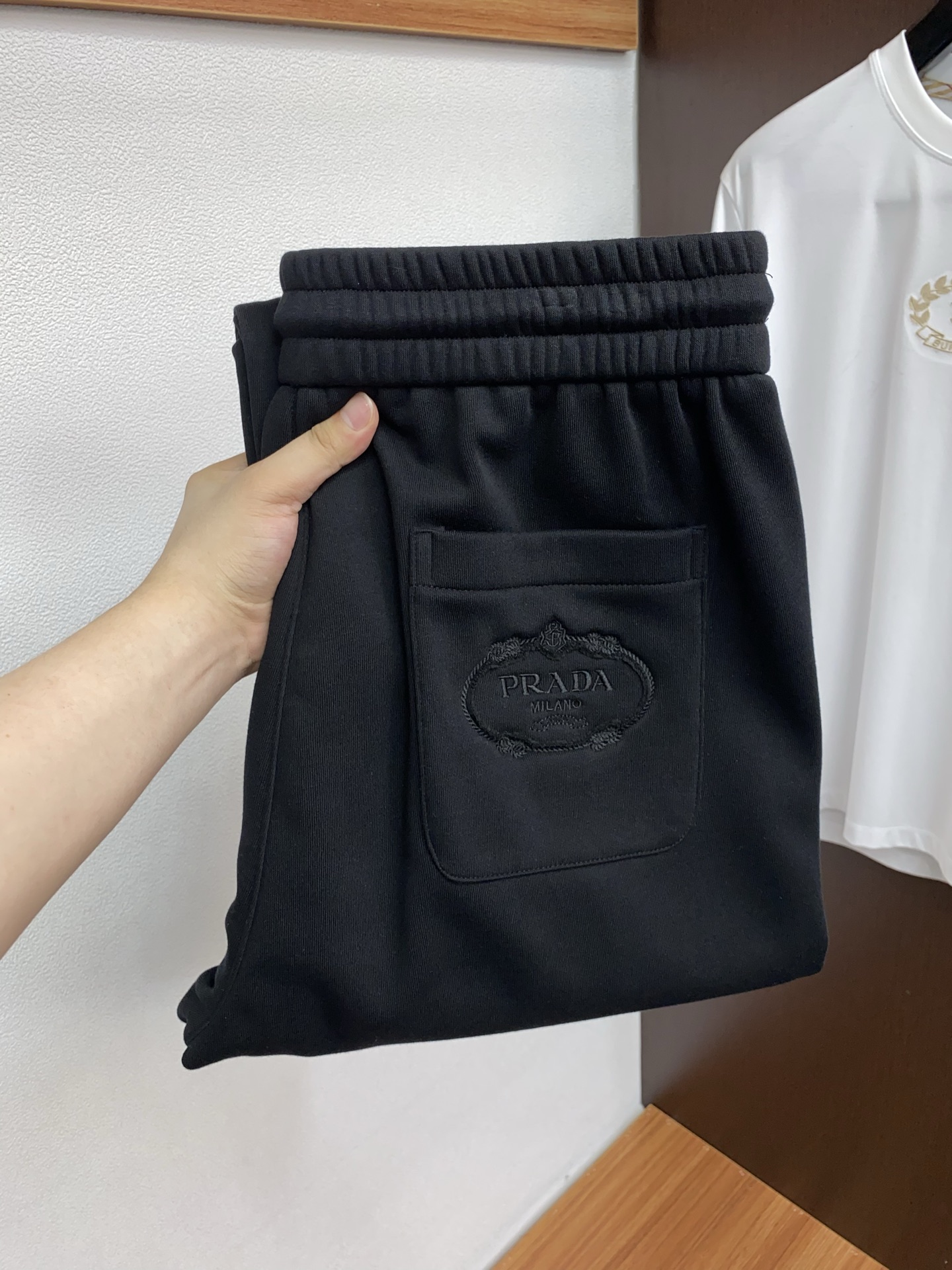 普拉达 2025 秋冬定制纯棉加绒休闲裤 干净利落剪裁，都市风十足 采用精纺面料手感软糯干爽，上身效果挺