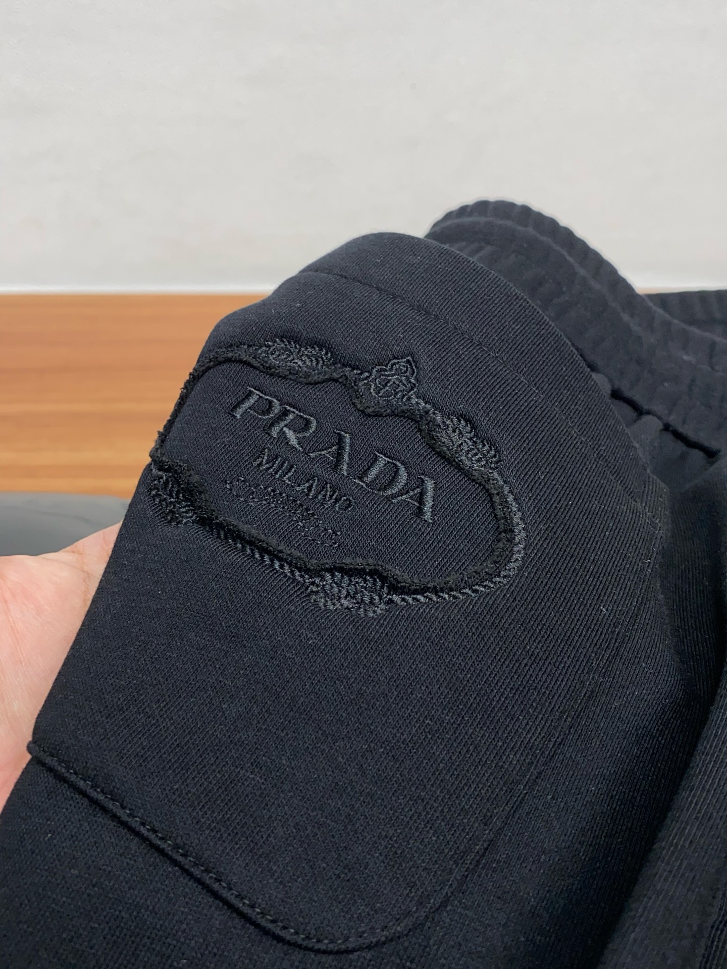 普拉达 2025 秋冬定制纯棉加绒休闲裤 干净利落剪裁，都市风十足 采用精纺面料手感软糯干爽，上身效果挺