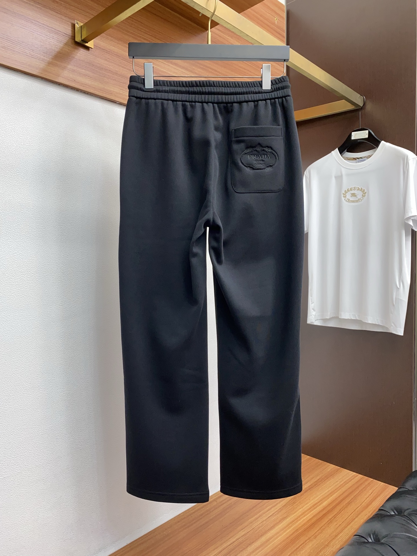 普拉达 2025 秋冬定制纯棉加绒休闲裤 干净利落剪裁，都市风十足 采用精纺面料手感软糯干爽，上身效果挺