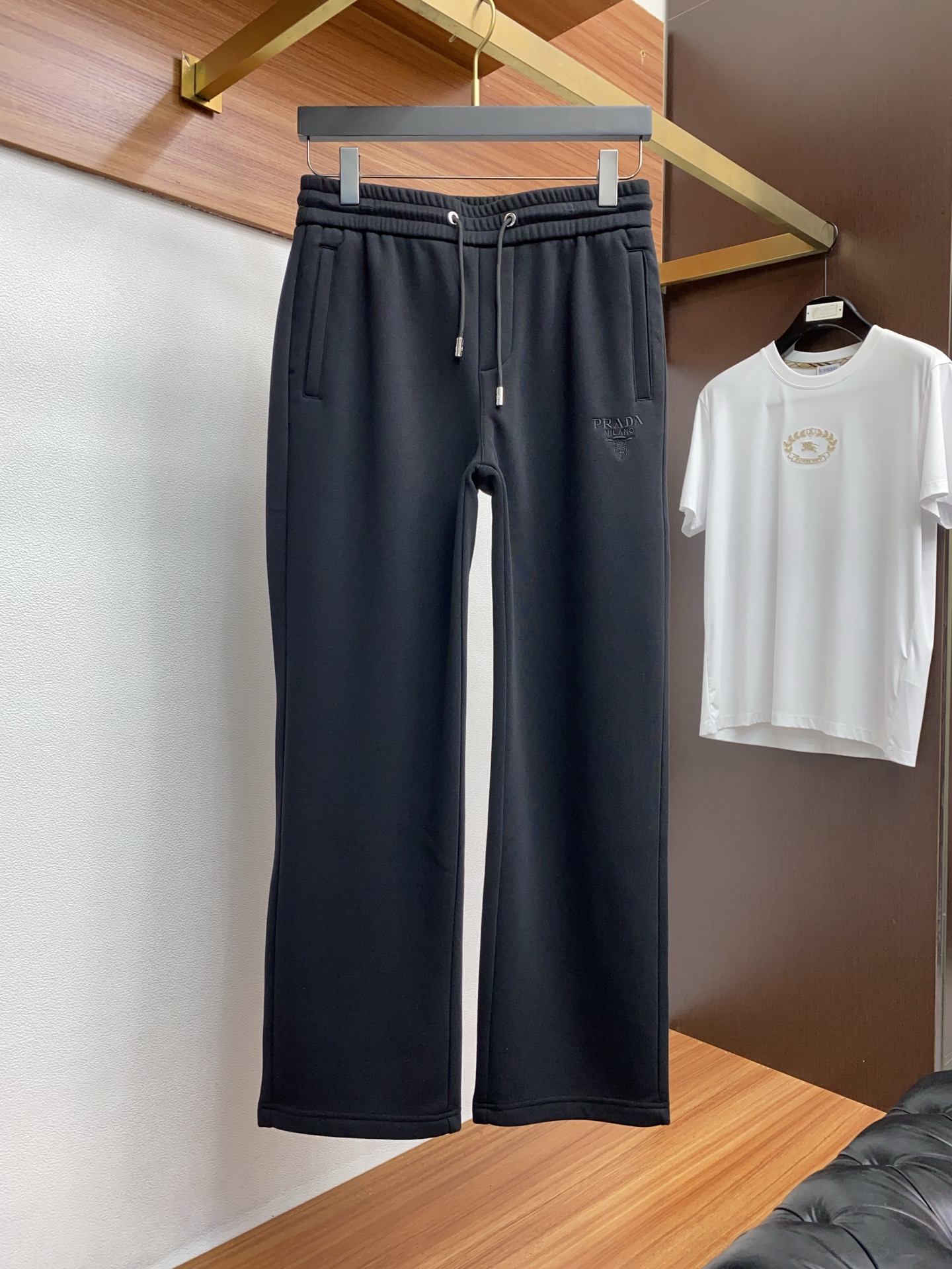 普拉达 2025 秋冬定制纯棉加绒休闲裤 干净利落剪裁，都市风十足 采用精纺面料手感软糯干爽，上身效果挺