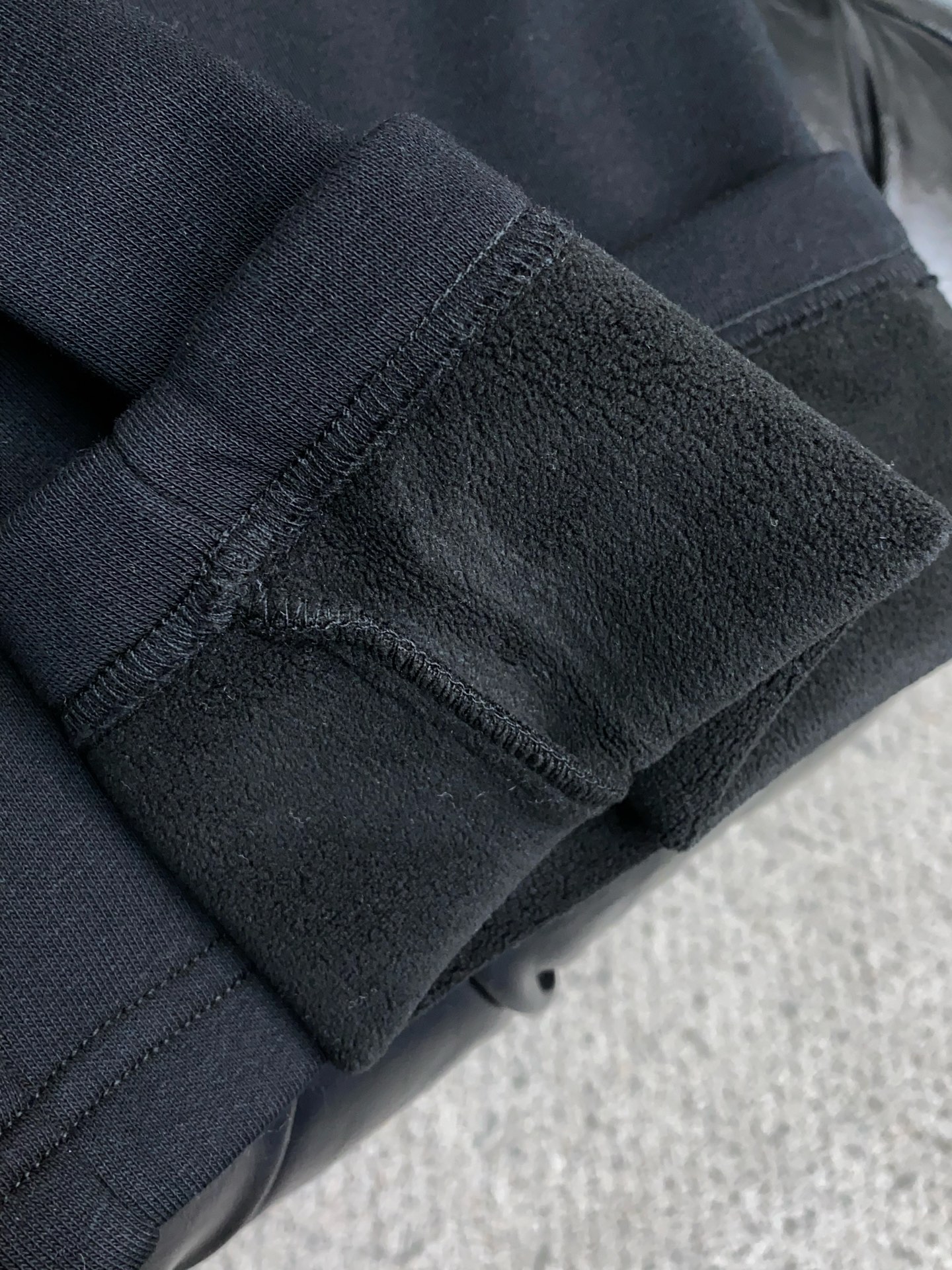 普拉达 2025 秋冬定制纯棉加绒休闲裤 干净利落剪裁，都市风十足 采用精纺面料手感软糯干爽，上身效果挺