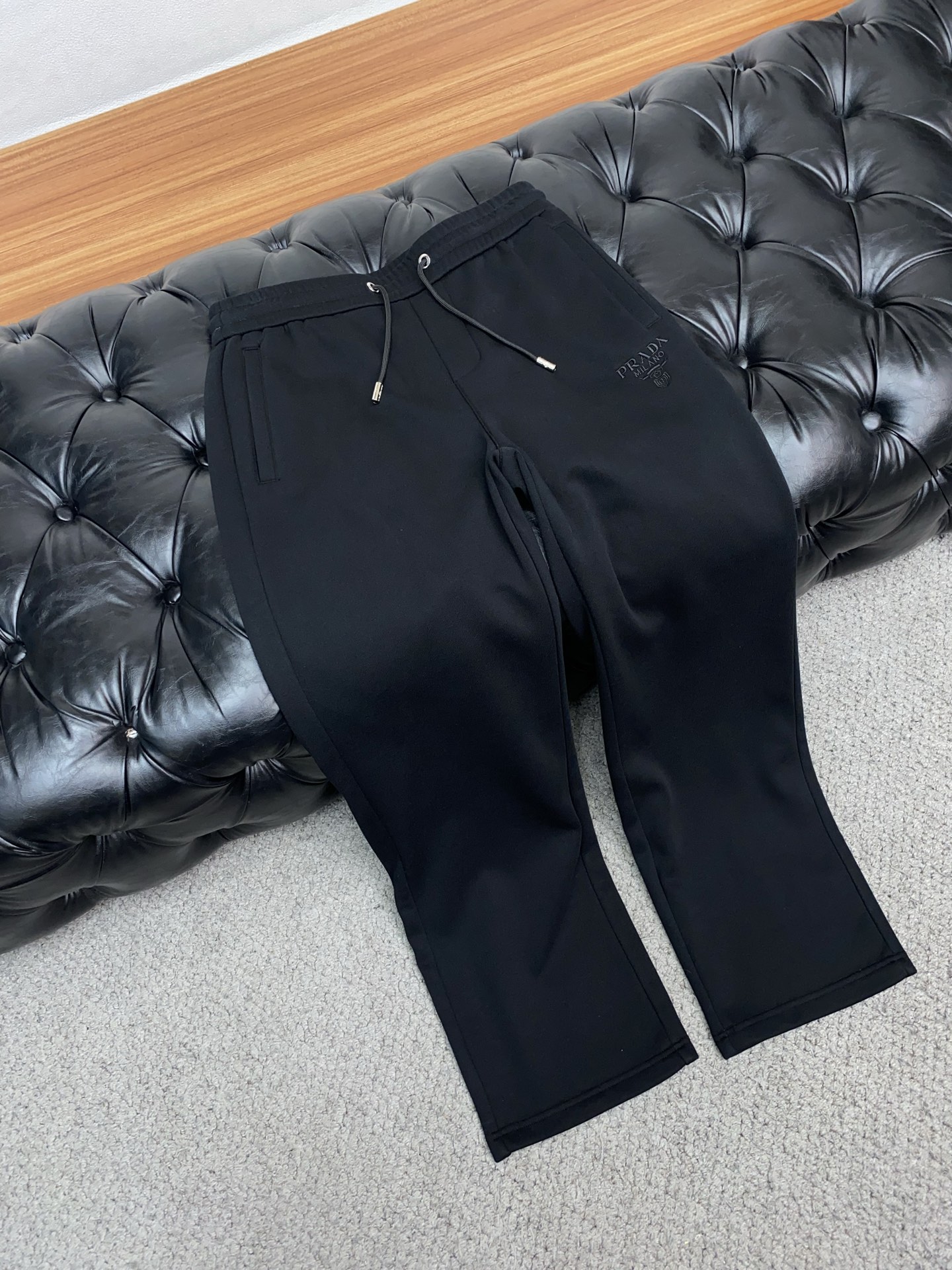 普拉达 2025 秋冬定制纯棉加绒休闲裤 干净利落剪裁，都市风十足 采用精纺面料手感软糯干爽，上身效果挺