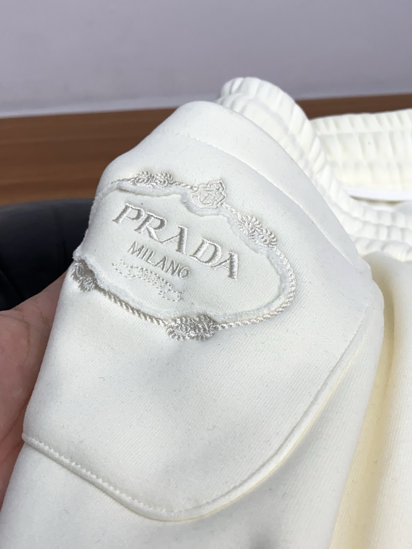 普拉达 2025 秋冬定制纯棉加绒休闲裤 干净利落剪裁，都市风十足 采用精纺面料手感软糯干爽，上身效果挺