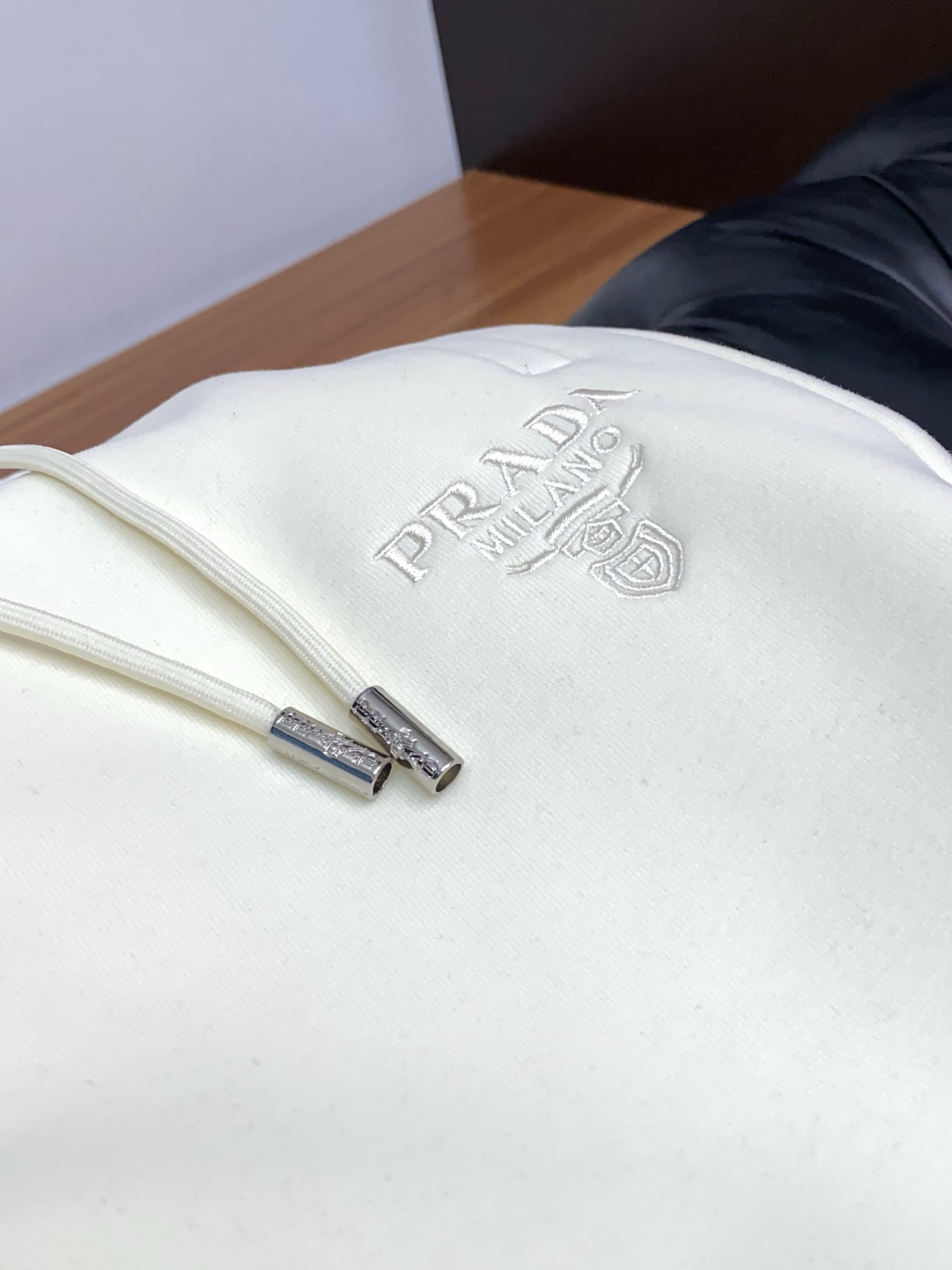 普拉达 2025 秋冬定制纯棉加绒休闲裤 干净利落剪裁，都市风十足 采用精纺面料手感软糯干爽，上身效果挺