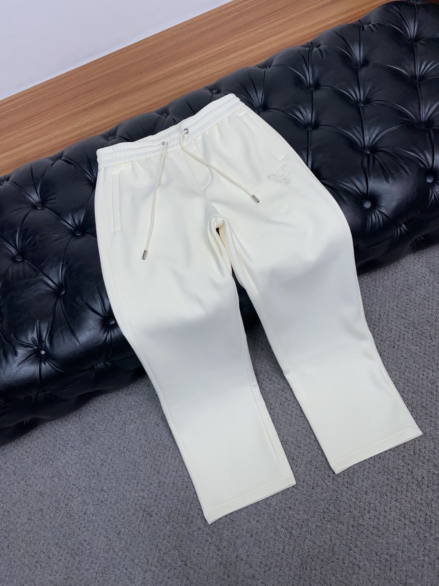 普拉达 2025 秋冬定制纯棉加绒休闲裤 干净利落剪裁，都市风十足 采用精纺面料手感软糯干爽，上身效果挺