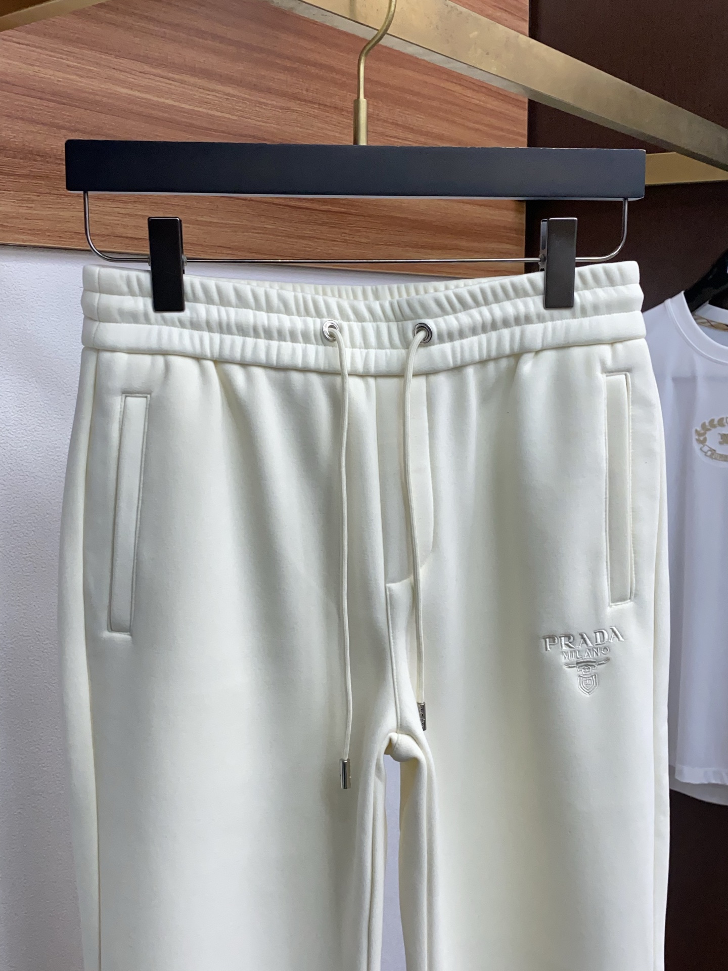 普拉达 2025 秋冬定制纯棉加绒休闲裤 干净利落剪裁，都市风十足 采用精纺面料手感软糯干爽，上身效果挺