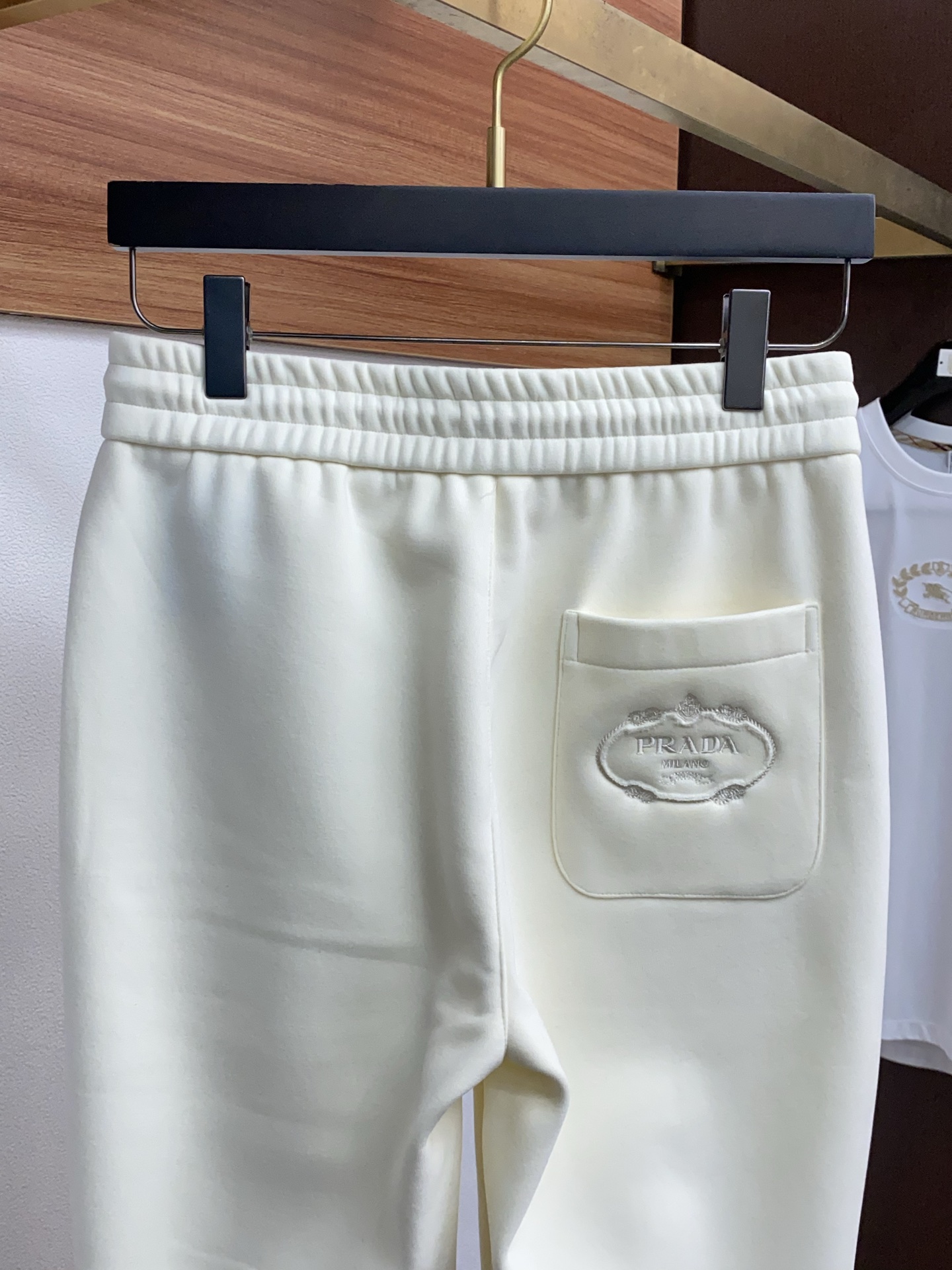 普拉达 2025 秋冬定制纯棉加绒休闲裤 干净利落剪裁，都市风十足 采用精纺面料手感软糯干爽，上身效果挺