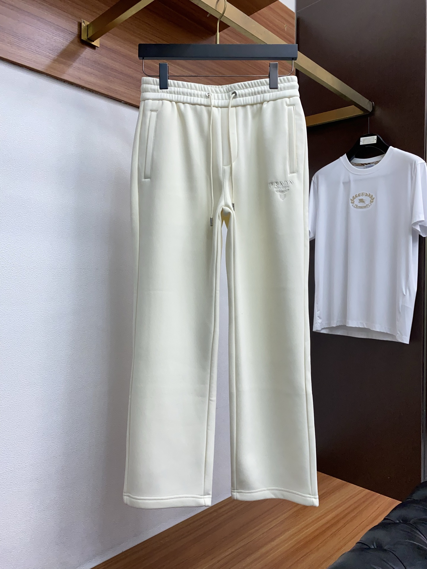 普拉达 2025 秋冬定制纯棉加绒休闲裤 干净利落剪裁，都市风十足 采用精纺面料手感软糯干爽，上身效果挺