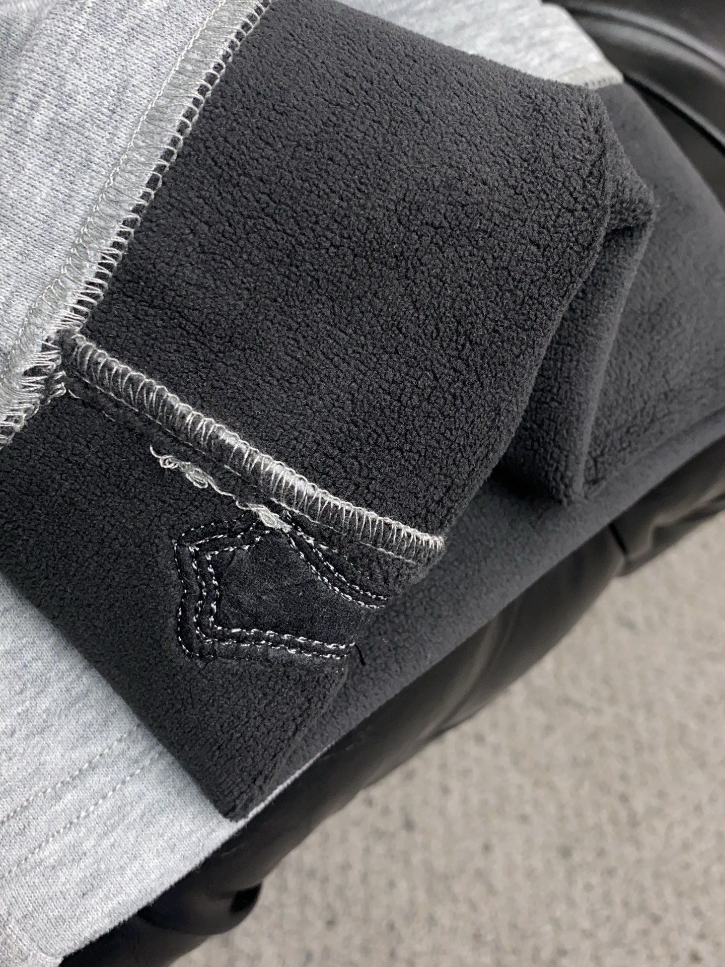 克罗心 2025 秋冬定制纯棉加绒休闲裤 干净利落剪裁，都市风十足 采用精纺面料手感软糯干爽，上身效果挺