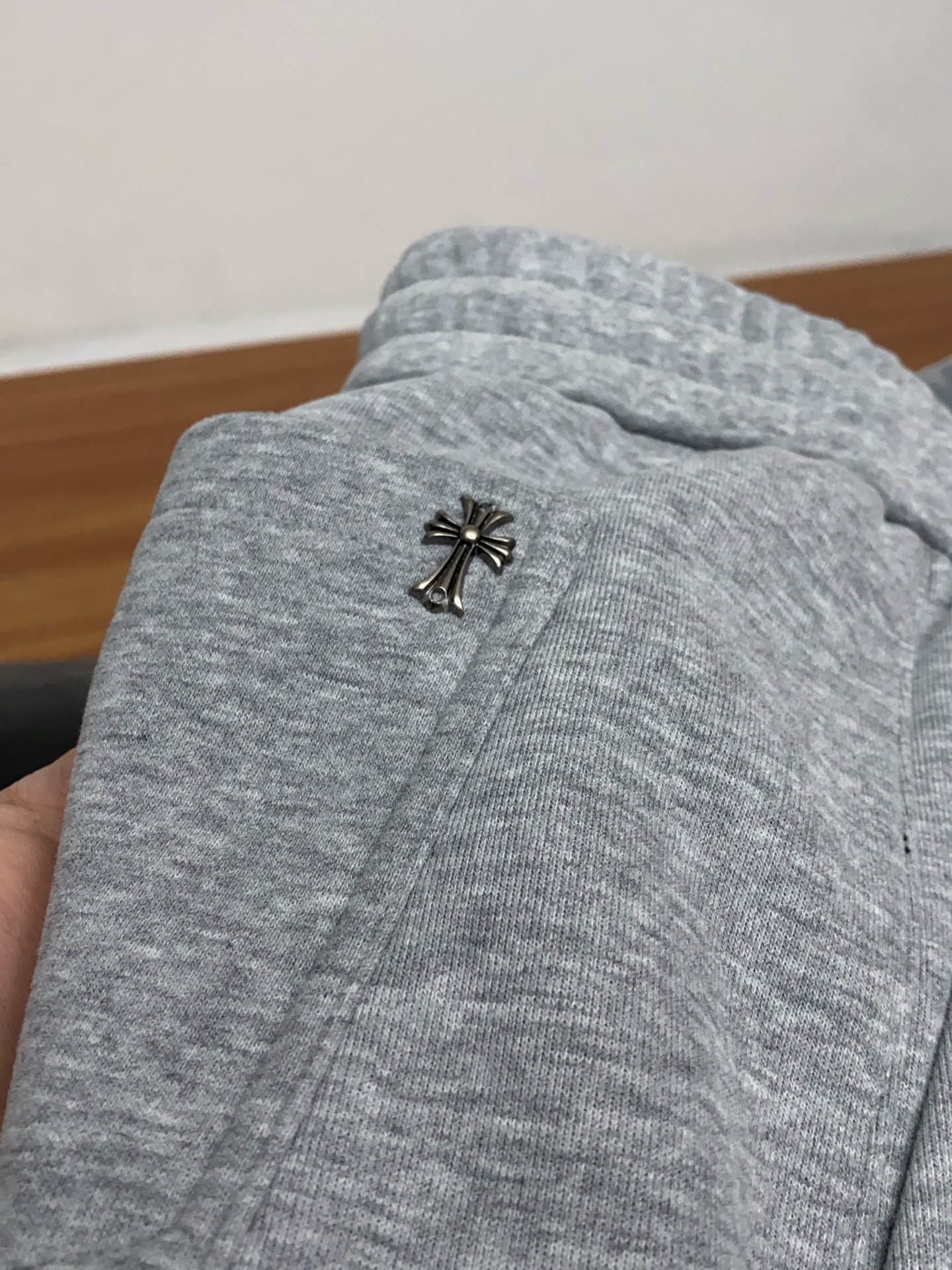 克罗心 2025 秋冬定制纯棉加绒休闲裤 干净利落剪裁，都市风十足 采用精纺面料手感软糯干爽，上身效果挺