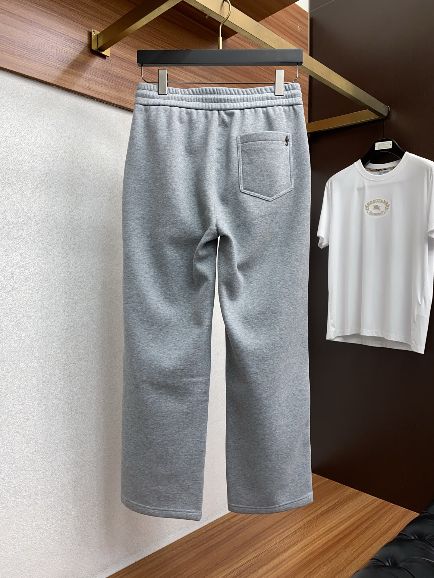 克罗心 2025 秋冬定制纯棉加绒休闲裤 干净利落剪裁，都市风十足 采用精纺面料手感软糯干爽，上身效果挺