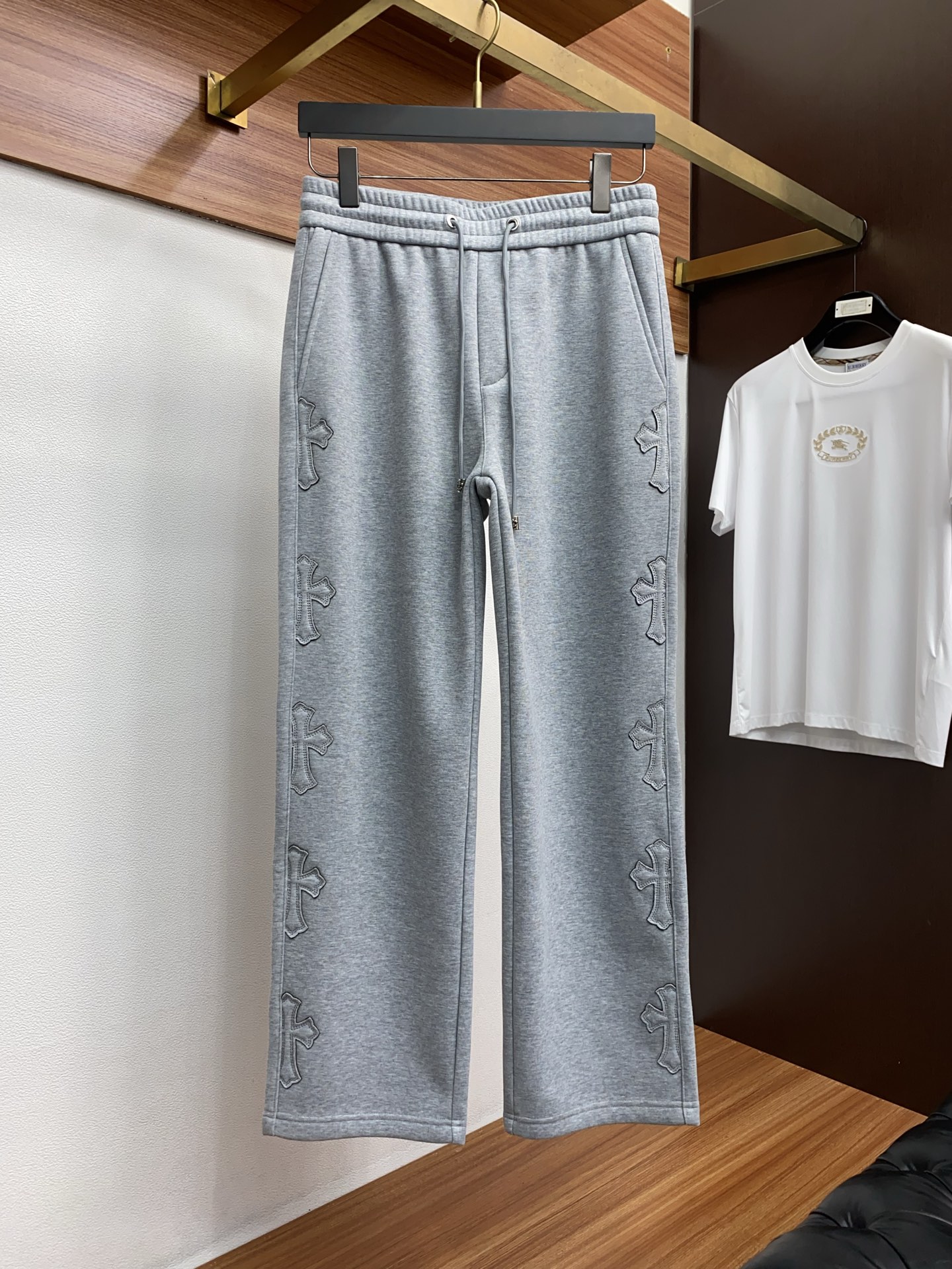 克罗心 2025 秋冬定制纯棉加绒休闲裤 干净利落剪裁，都市风十足 采用精纺面料手感软糯干爽，上身效果挺