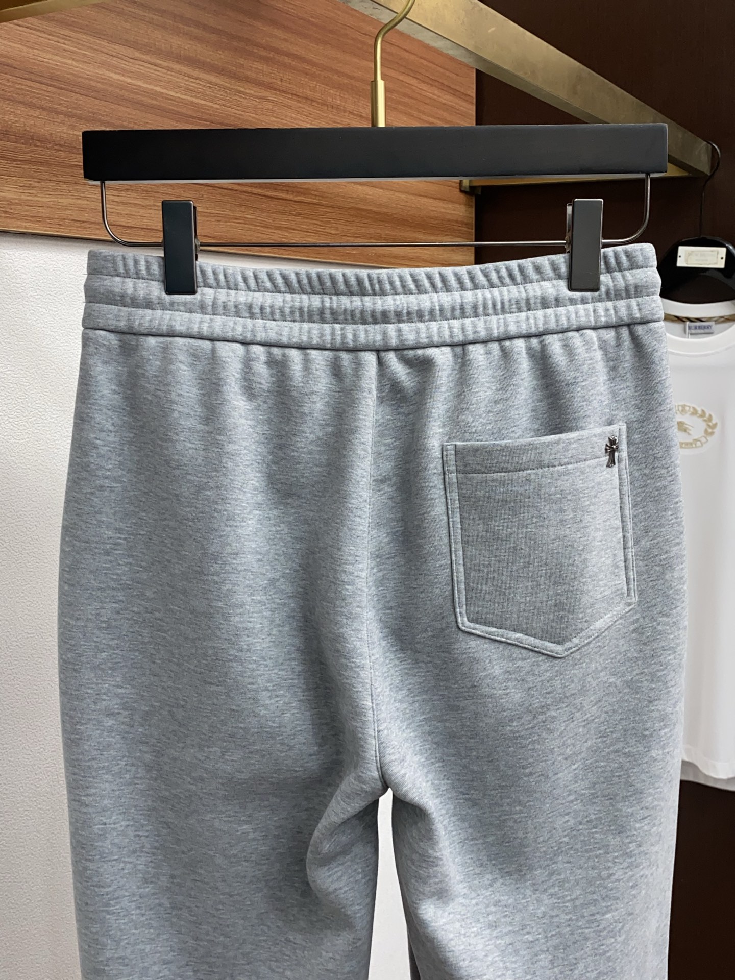 克罗心 2025 秋冬定制纯棉加绒休闲裤 干净利落剪裁，都市风十足 采用精纺面料手感软糯干爽，上身效果挺