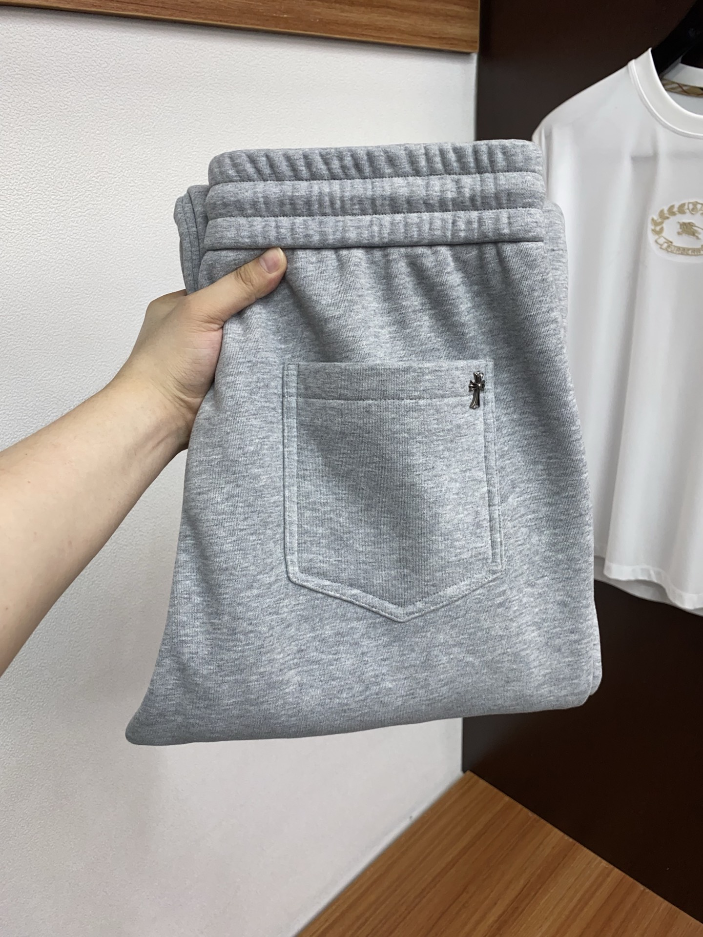 克罗心 2025 秋冬定制纯棉加绒休闲裤 干净利落剪裁，都市风十足 采用精纺面料手感软糯干爽，上身效果挺