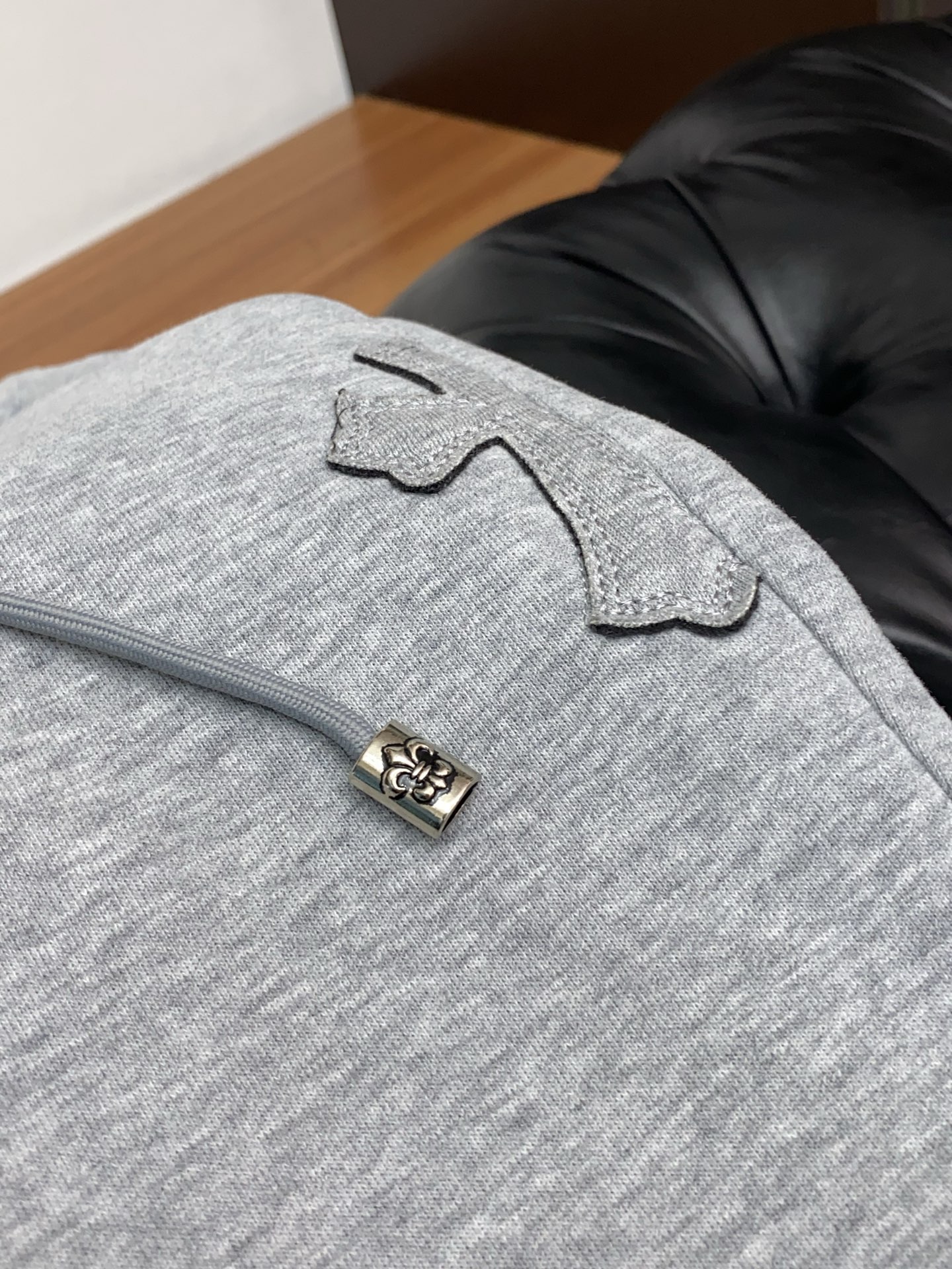 克罗心 2025 秋冬定制纯棉加绒休闲裤 干净利落剪裁，都市风十足 采用精纺面料手感软糯干爽，上身效果挺