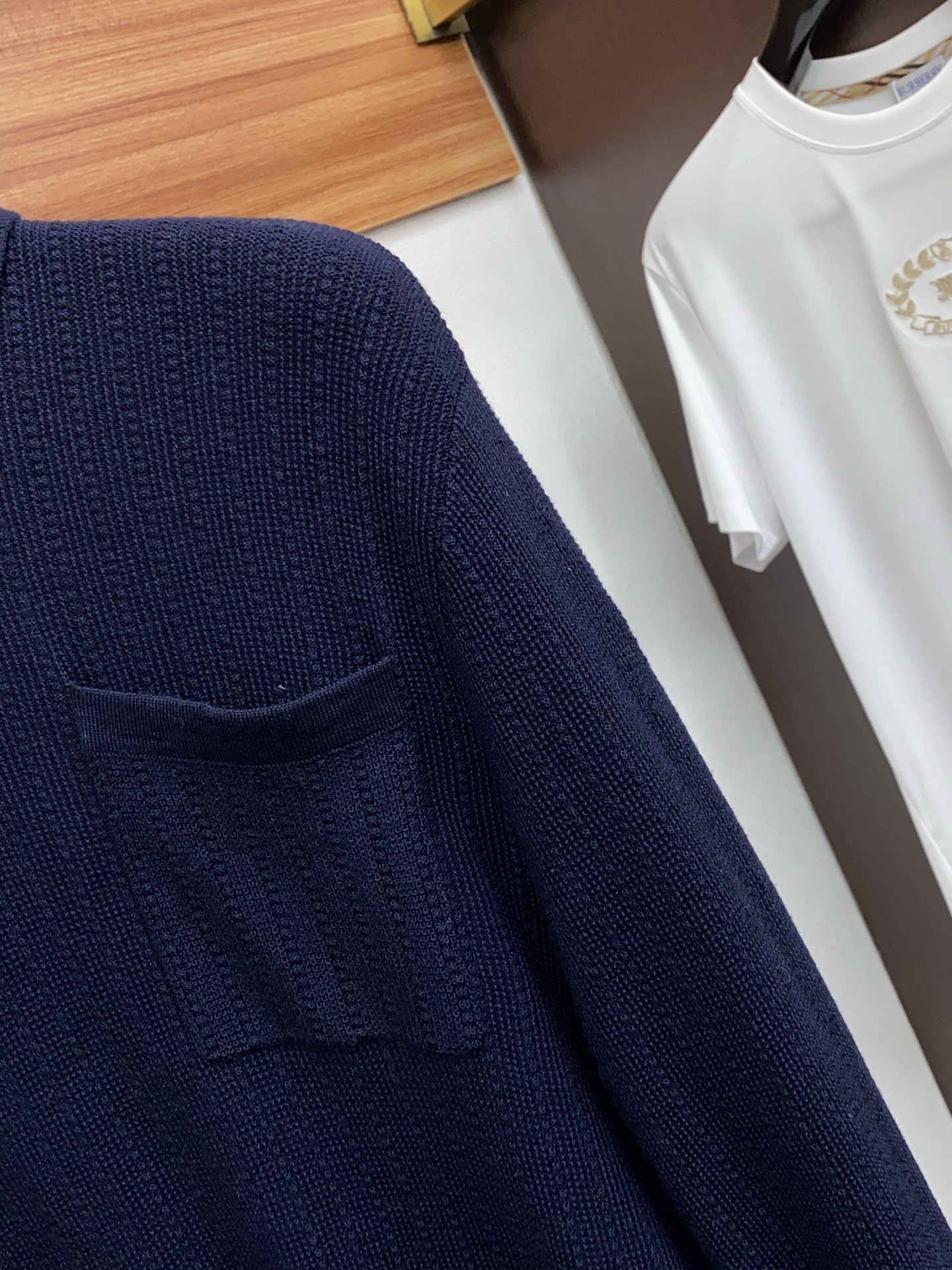 BC 老钱经典永驻绅士雅韵Polo衫毛衣，有线条勾勒提花工艺，在男士衣橱中，总有一些单品能够跨越季节与潮