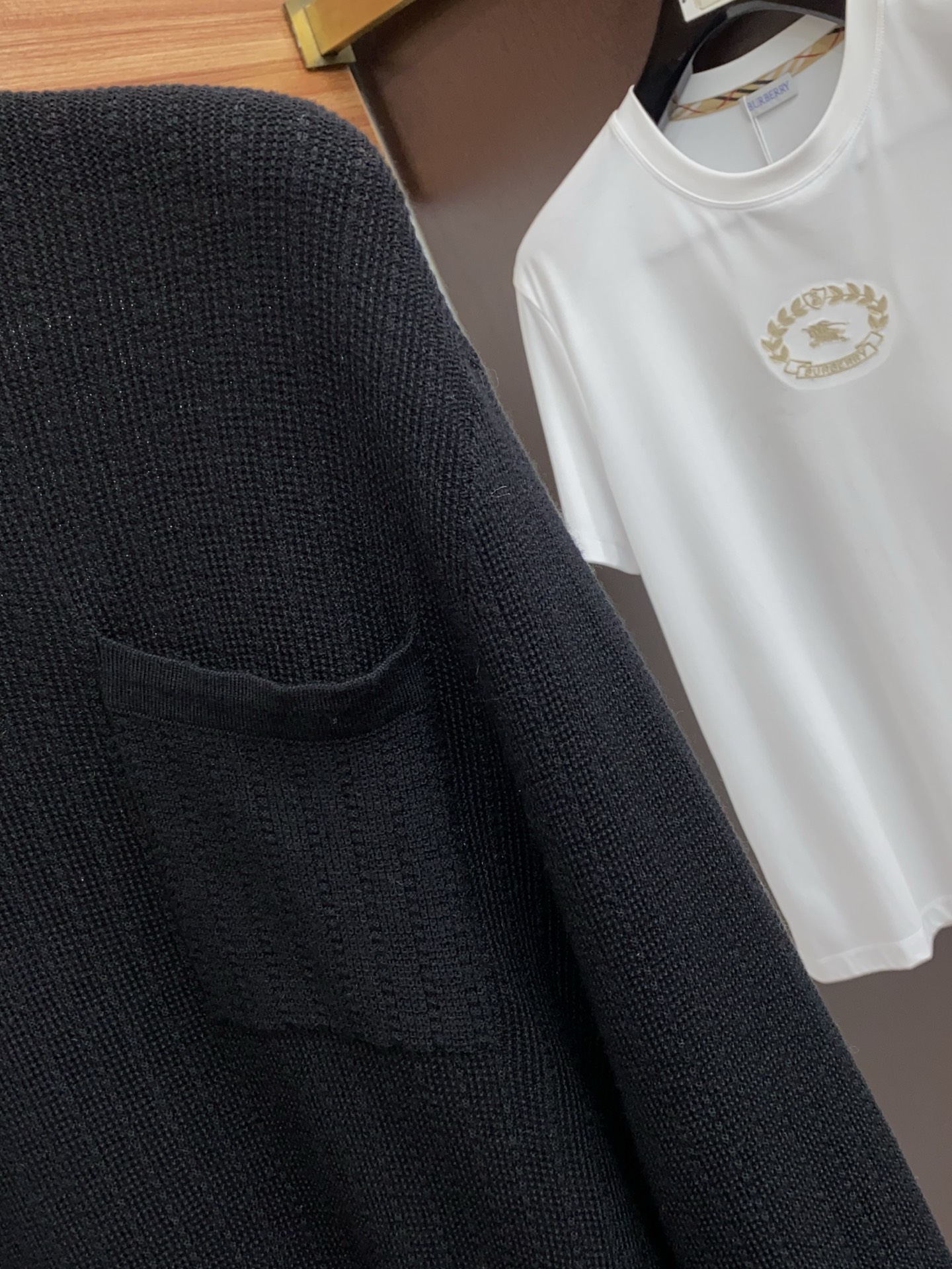 BC 老钱经典永驻绅士雅韵Polo衫毛衣，有线条勾勒提花工艺，在男士衣橱中，总有一些单品能够跨越季节与潮