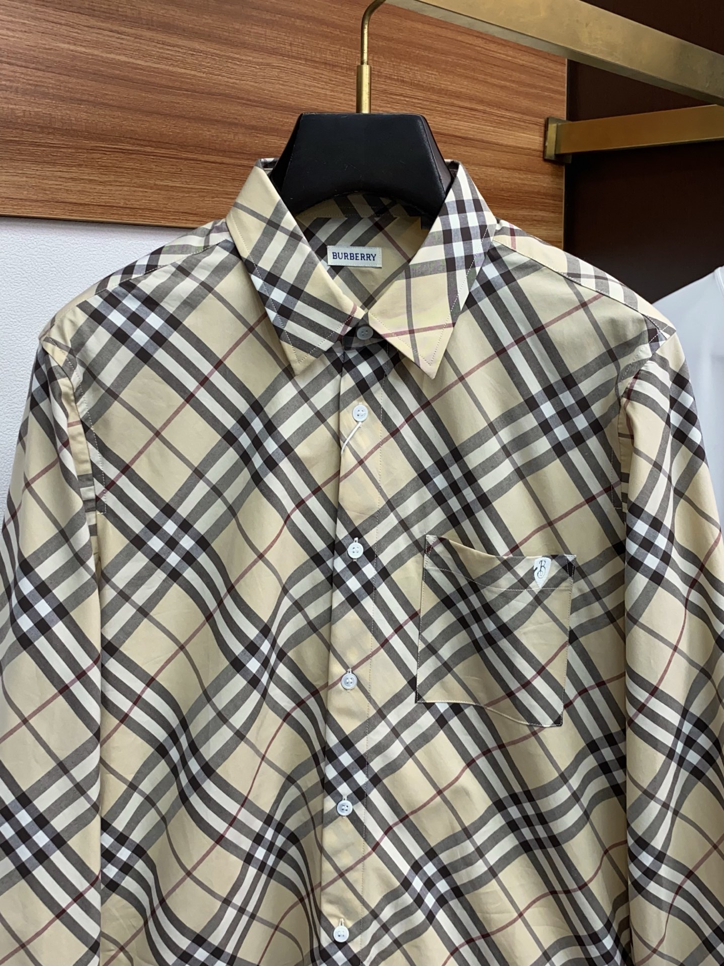 巴宝莉 2025 新款衬衫纯棉定制面料 亲肤舒适柔软透气！衬衫绝对是男士必备品 配西装配T恤又或是单穿，