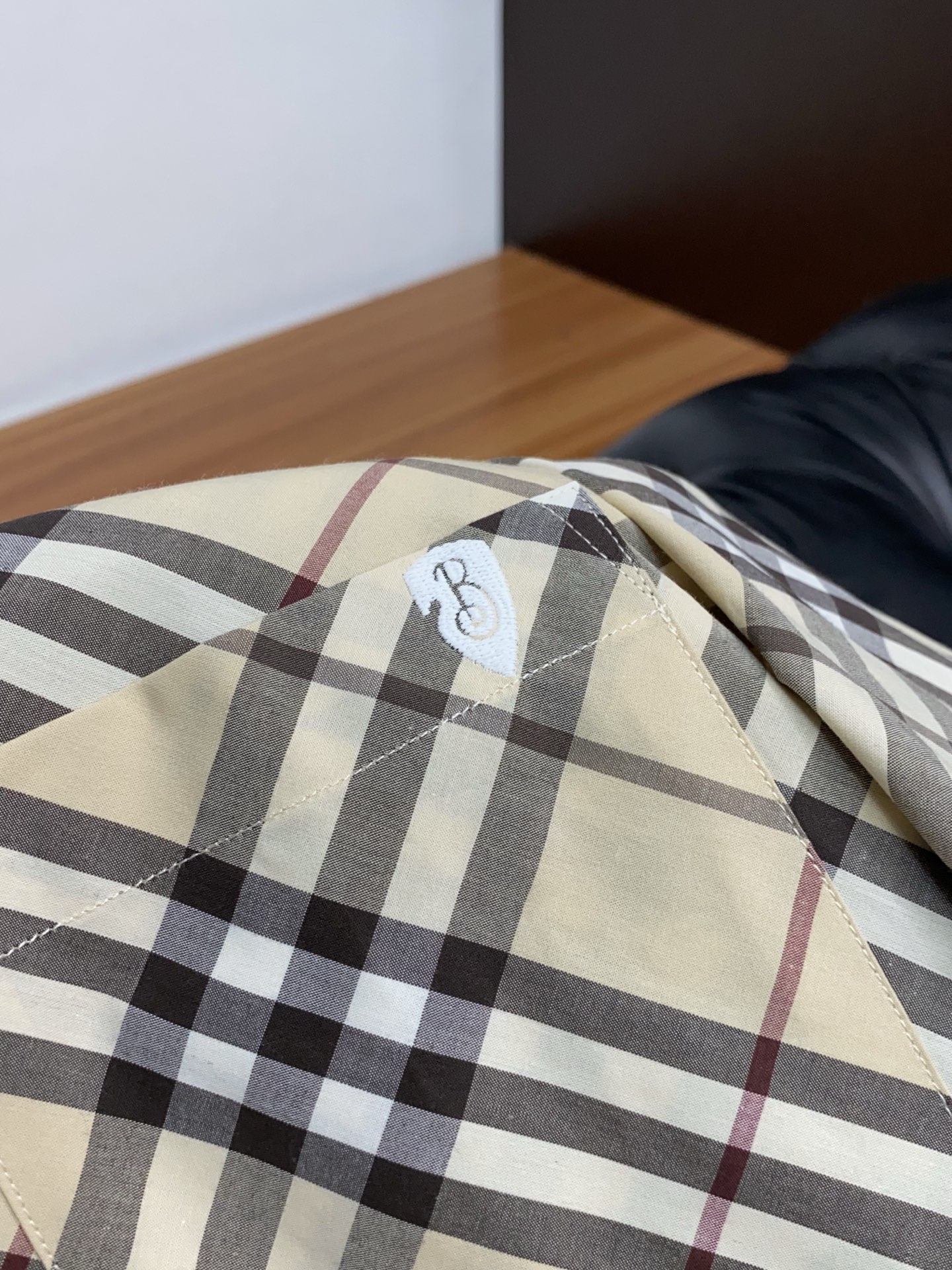 巴宝莉 2025 新款衬衫纯棉定制面料 亲肤舒适柔软透气！衬衫绝对是男士必备品 配西装配T恤又或是单穿，