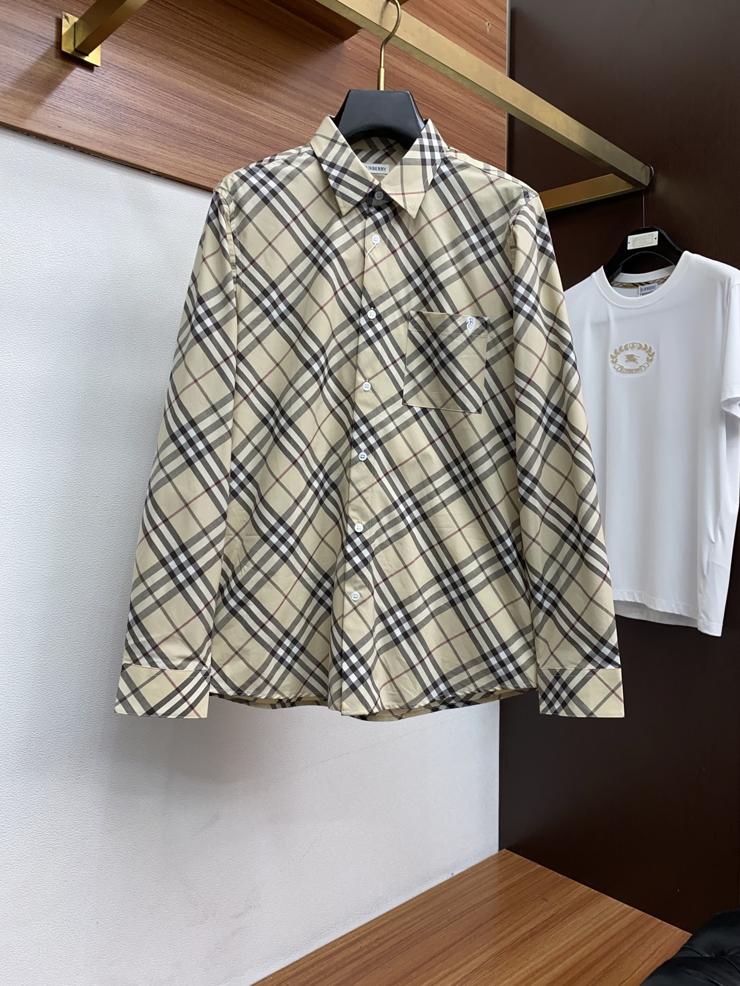 巴宝莉 2025 新款衬衫纯棉定制面料 亲肤舒适柔软透气！衬衫绝对是男士必备品 配西装配T恤又或是单穿，