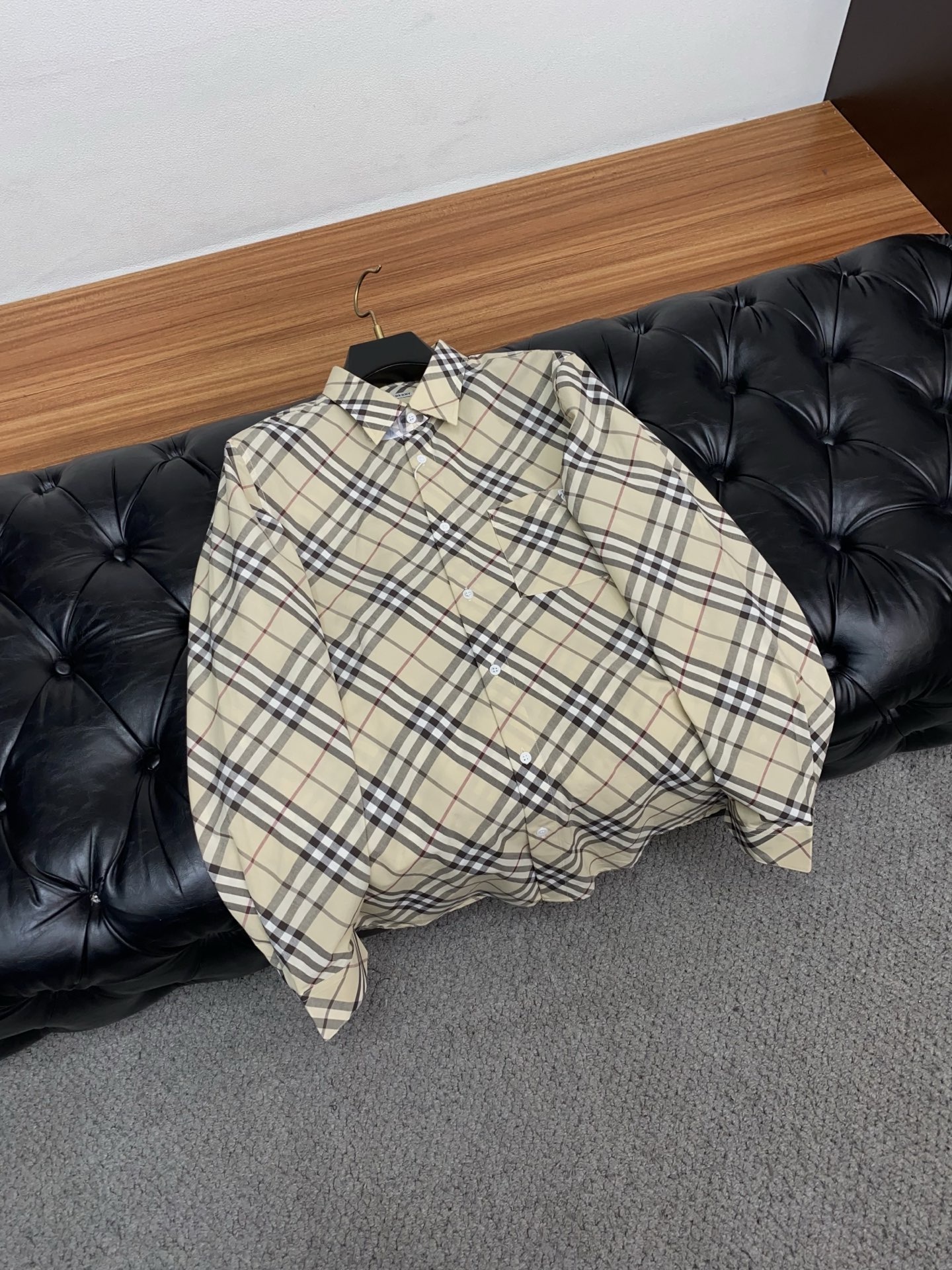 巴宝莉 2025 新款衬衫纯棉定制面料 亲肤舒适柔软透气！衬衫绝对是男士必备品 配西装配T恤又或是单穿，