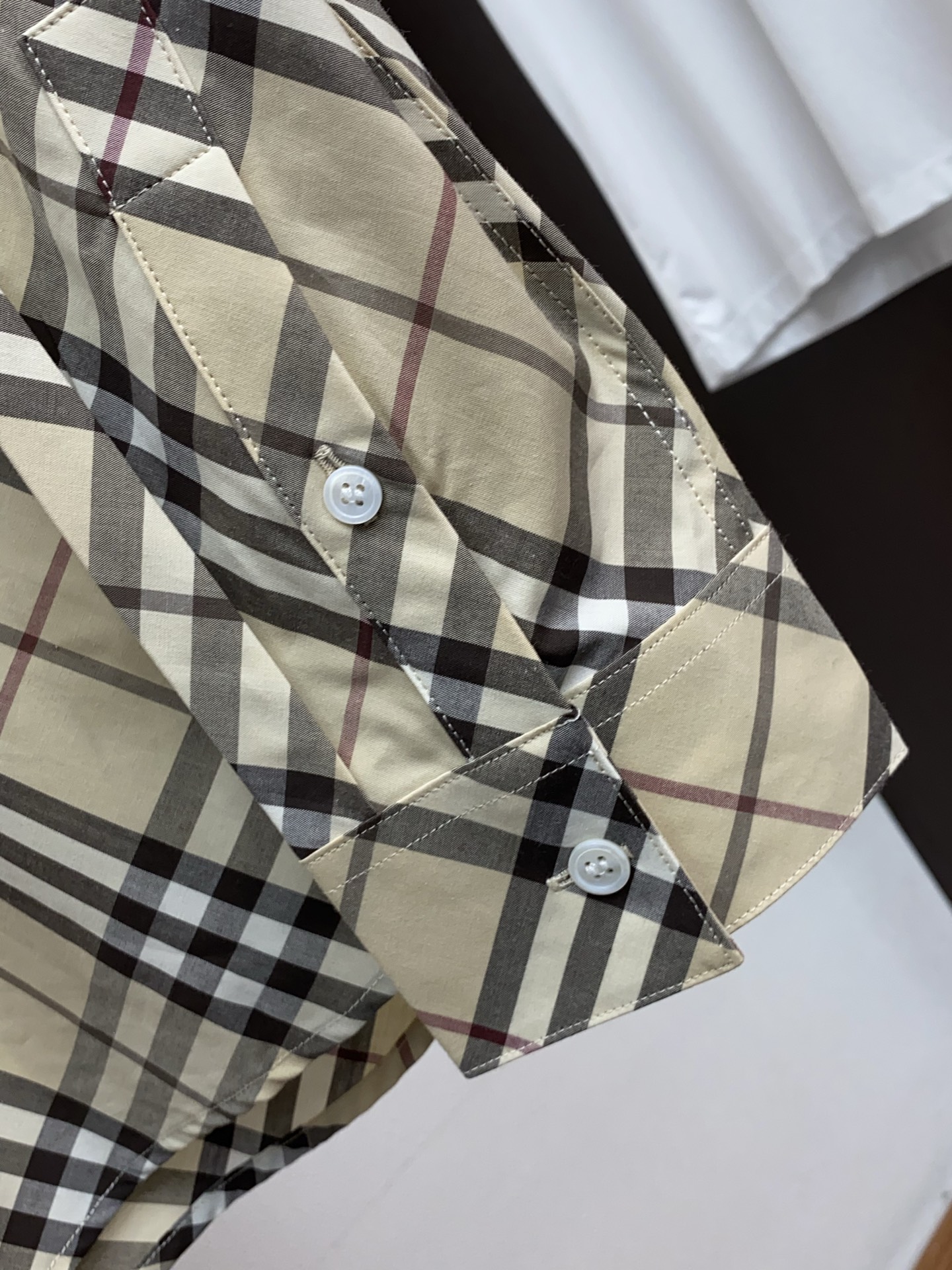 巴宝莉 2025 新款衬衫纯棉定制面料 亲肤舒适柔软透气！衬衫绝对是男士必备品 配西装配T恤又或是单穿，