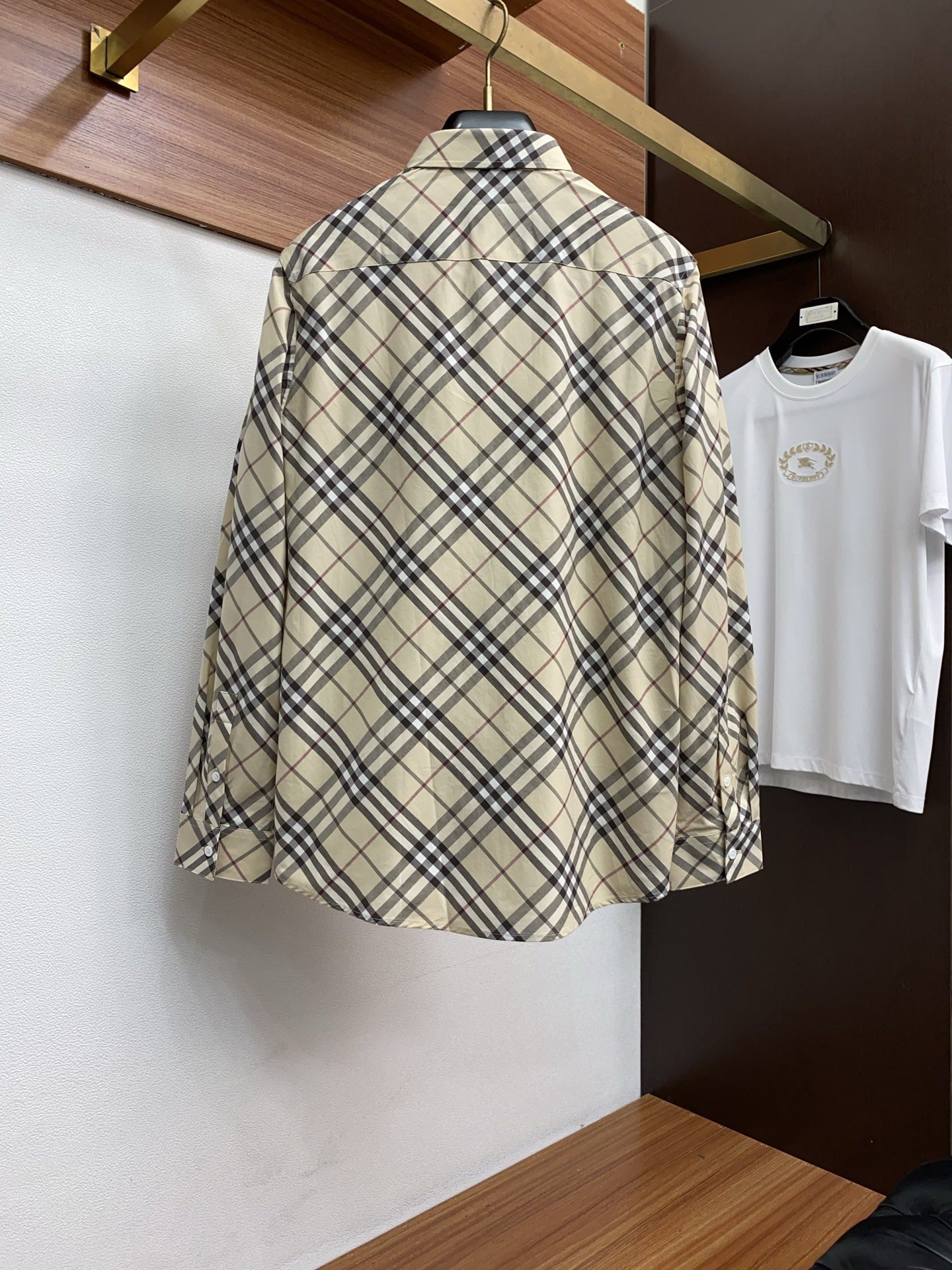 巴宝莉 2025 新款衬衫纯棉定制面料 亲肤舒适柔软透气！衬衫绝对是男士必备品 配西装配T恤又或是单穿，