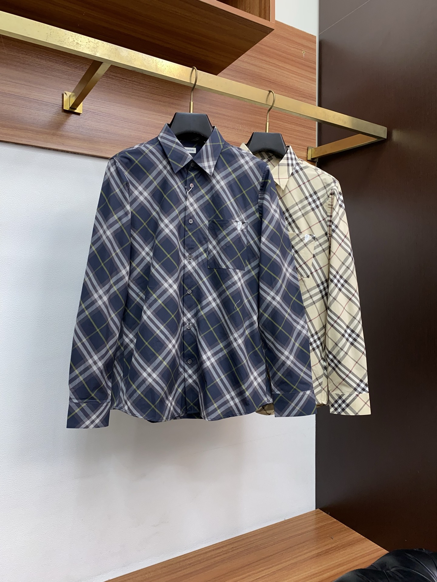 巴宝莉 2025 新款衬衫纯棉定制面料 亲肤舒适柔软透气！衬衫绝对是男士必备品 配西装配T恤又或是单穿，