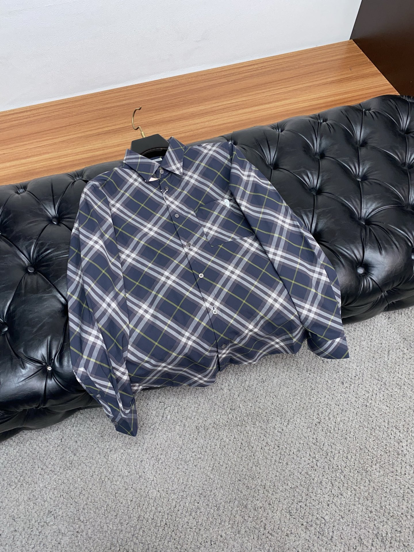 巴宝莉 2025 新款衬衫纯棉定制面料 亲肤舒适柔软透气！衬衫绝对是男士必备品 配西装配T恤又或是单穿，