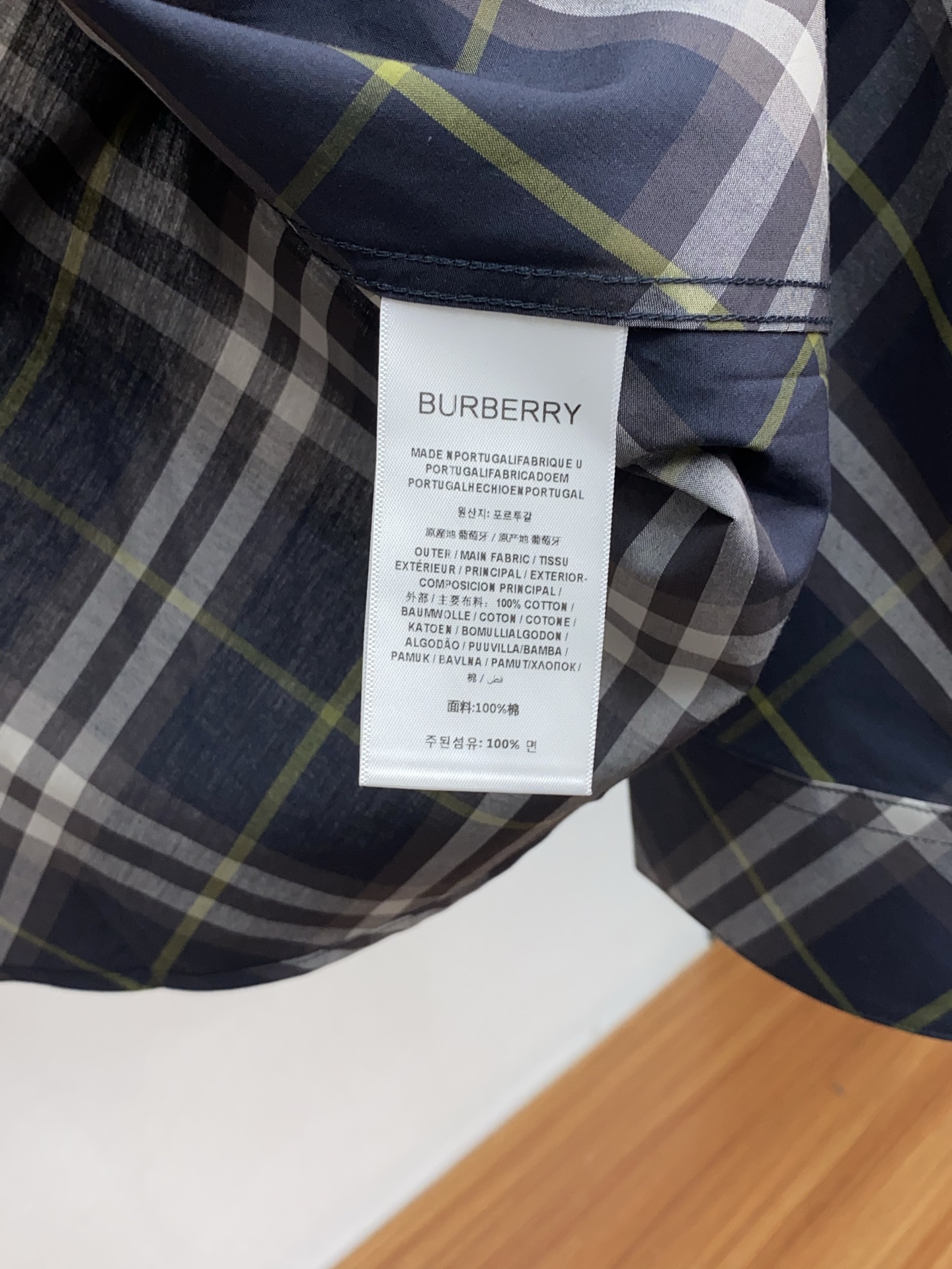 巴宝莉 2025 新款衬衫纯棉定制面料 亲肤舒适柔软透气！衬衫绝对是男士必备品 配西装配T恤又或是单穿，