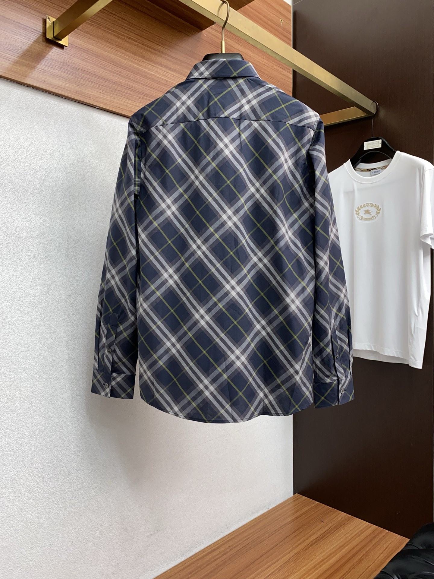 巴宝莉 2025 新款衬衫纯棉定制面料 亲肤舒适柔软透气！衬衫绝对是男士必备品 配西装配T恤又或是单穿，