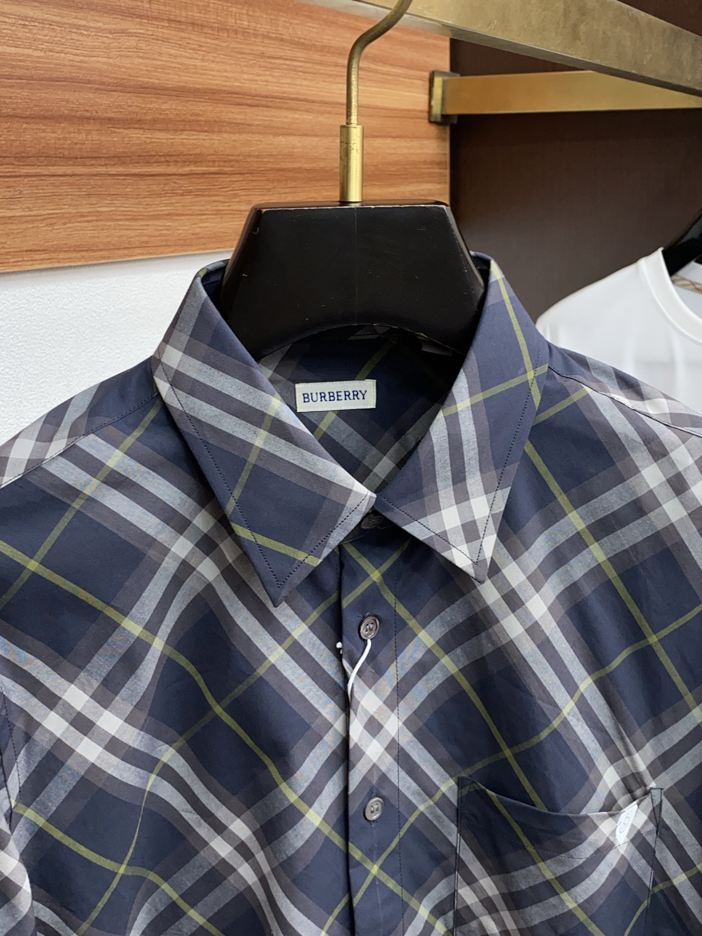 巴宝莉 2025 新款衬衫纯棉定制面料 亲肤舒适柔软透气！衬衫绝对是男士必备品 配西装配T恤又或是单穿，