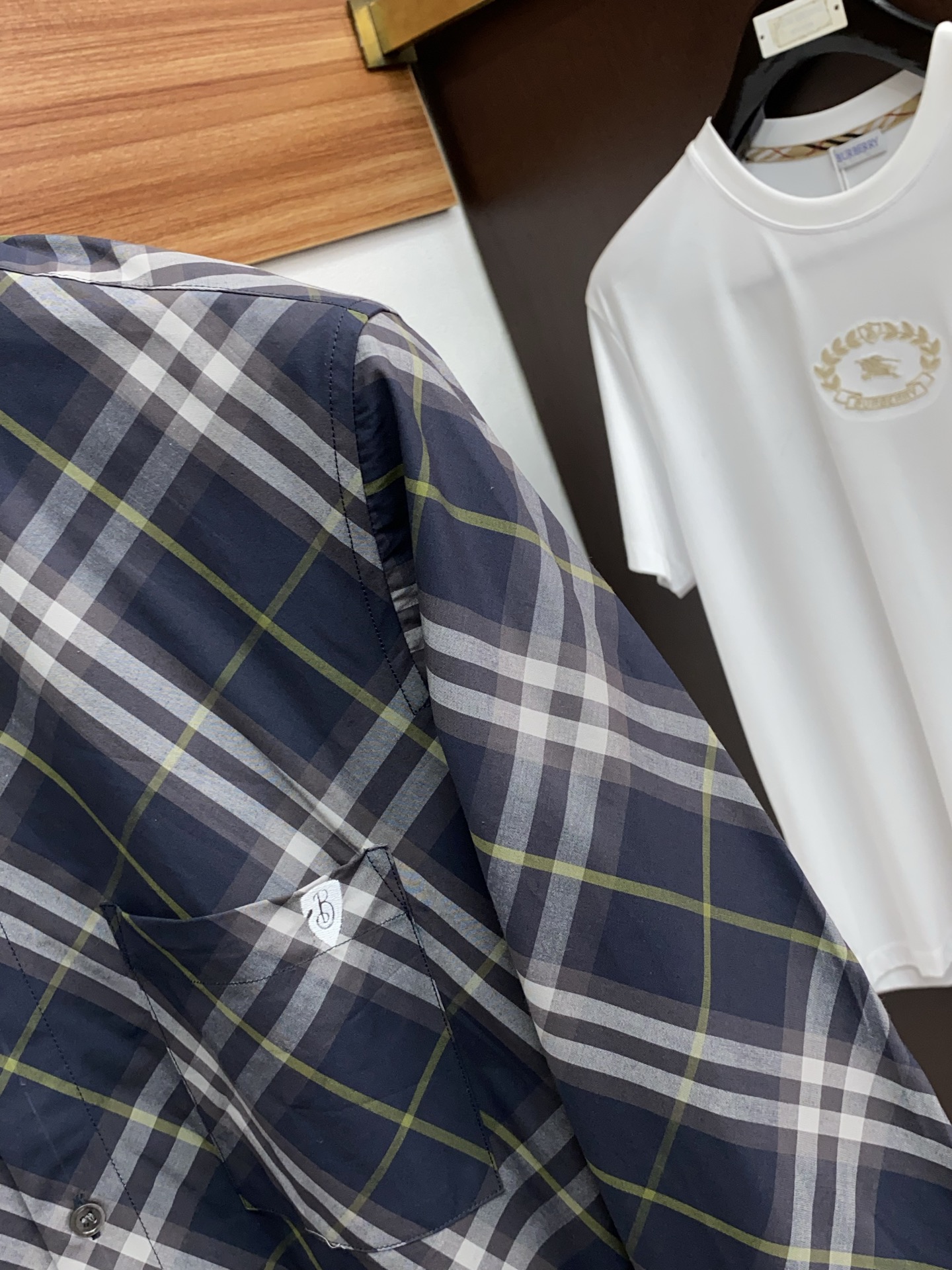 巴宝莉 2025 新款衬衫纯棉定制面料 亲肤舒适柔软透气！衬衫绝对是男士必备品 配西装配T恤又或是单穿，