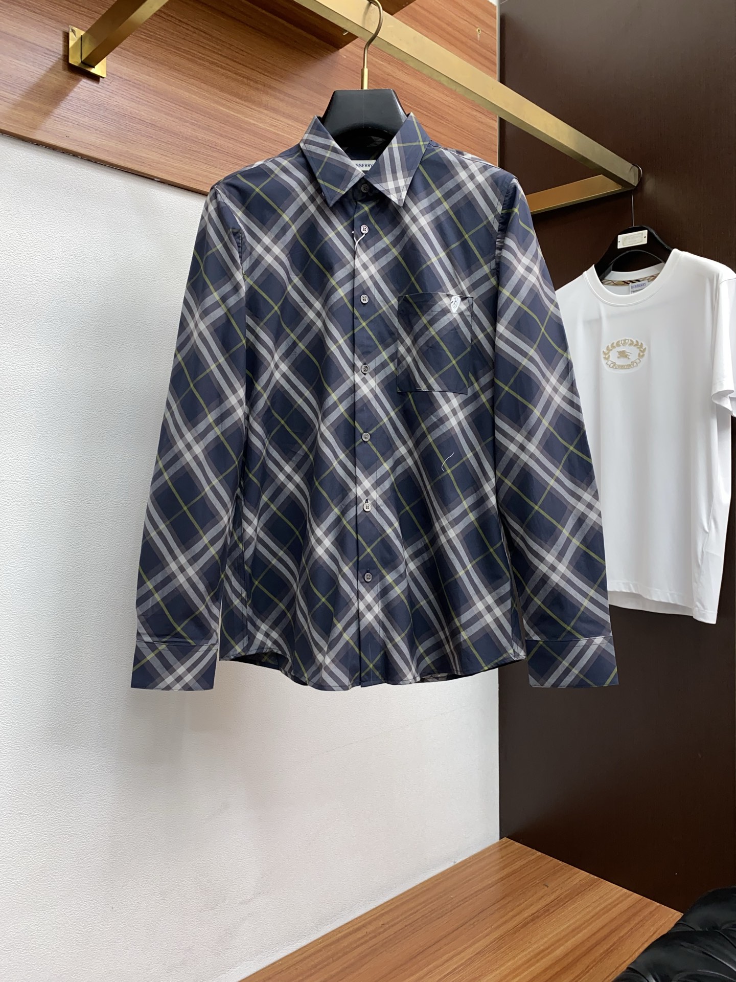 巴宝莉 2025 新款衬衫纯棉定制面料 亲肤舒适柔软透气！衬衫绝对是男士必备品 配西装配T恤又或是单穿，