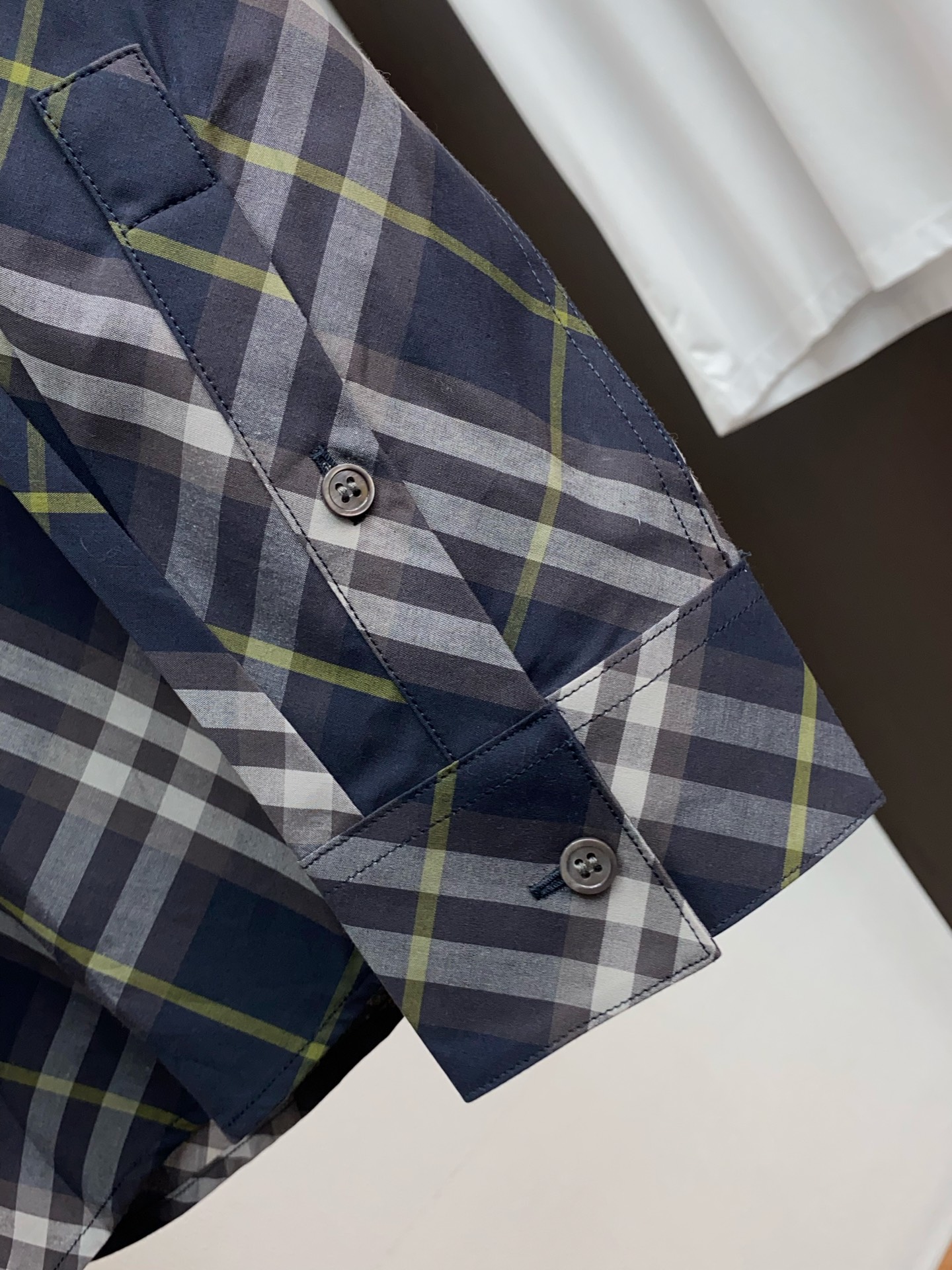 巴宝莉 2025 新款衬衫纯棉定制面料 亲肤舒适柔软透气！衬衫绝对是男士必备品 配西装配T恤又或是单穿，