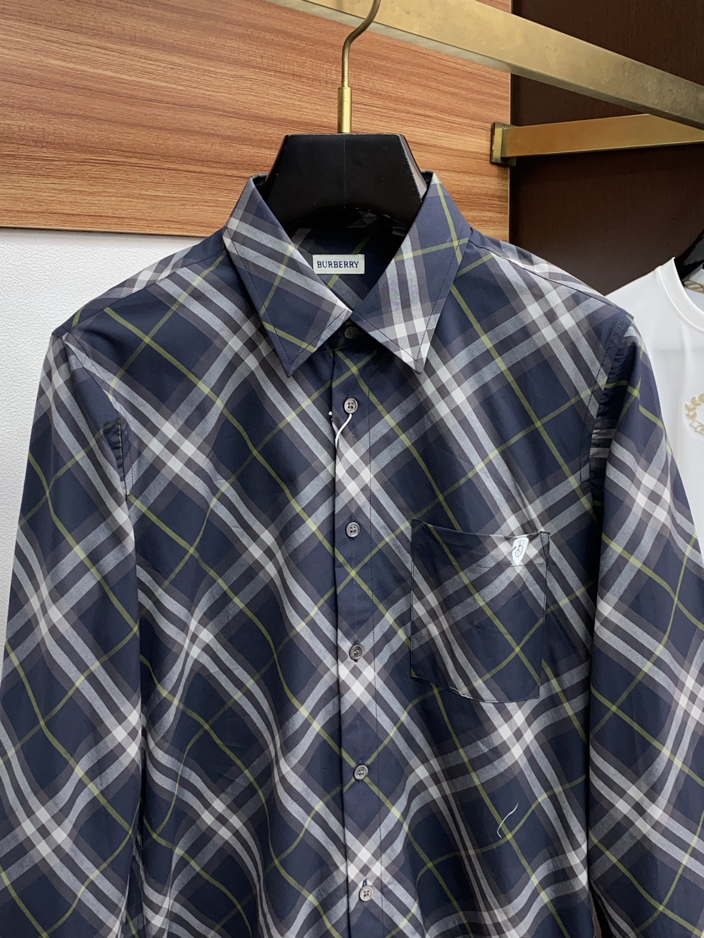 巴宝莉 2025 新款衬衫纯棉定制面料 亲肤舒适柔软透气！衬衫绝对是男士必备品 配西装配T恤又或是单穿，