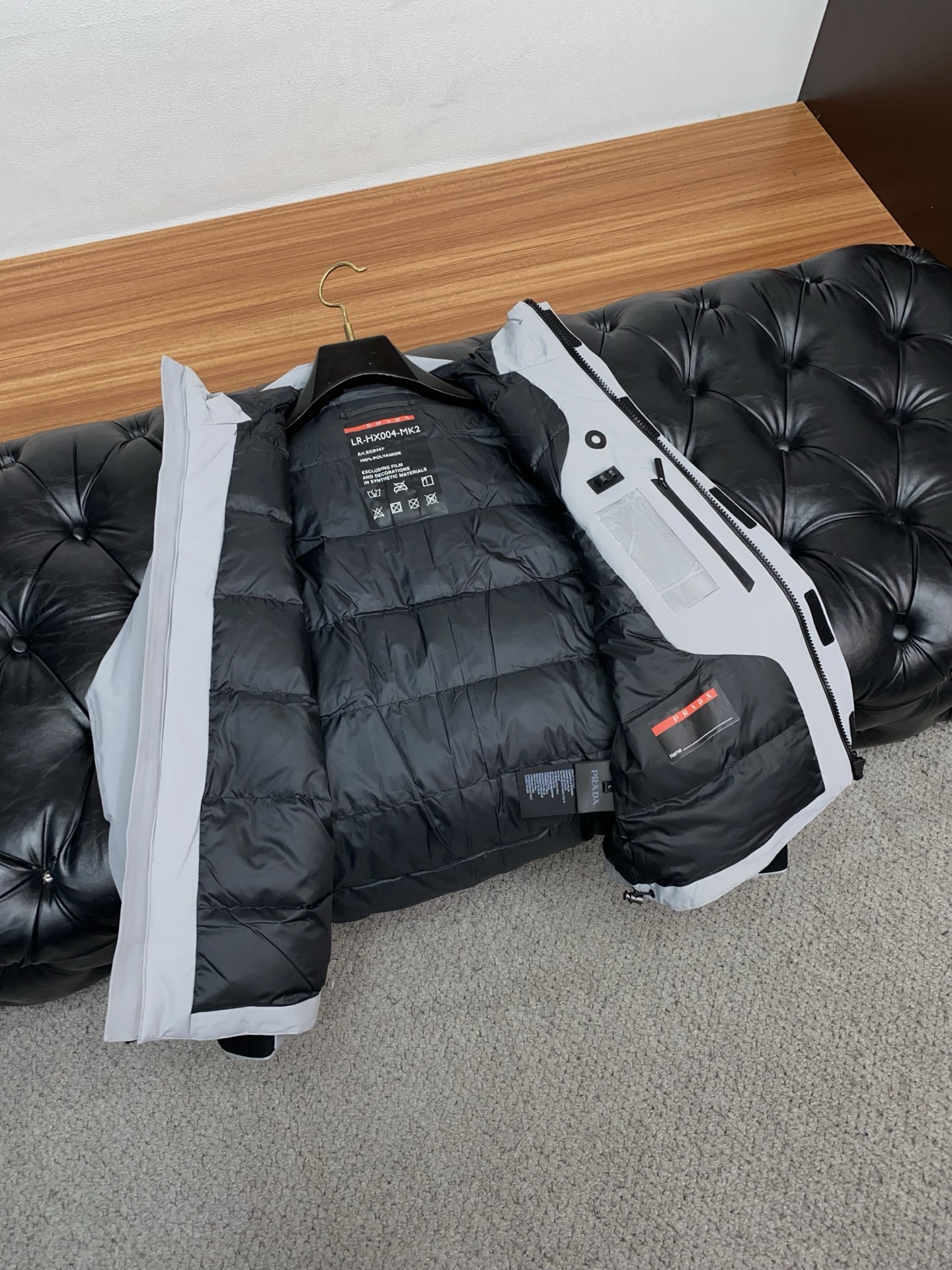 普拉达 25秋冬男士时尚羽绒服 轻奢时尚休闲风格，轻盈保暖柔软！低调系列时尚百搭，就是有型！香港贸易订单