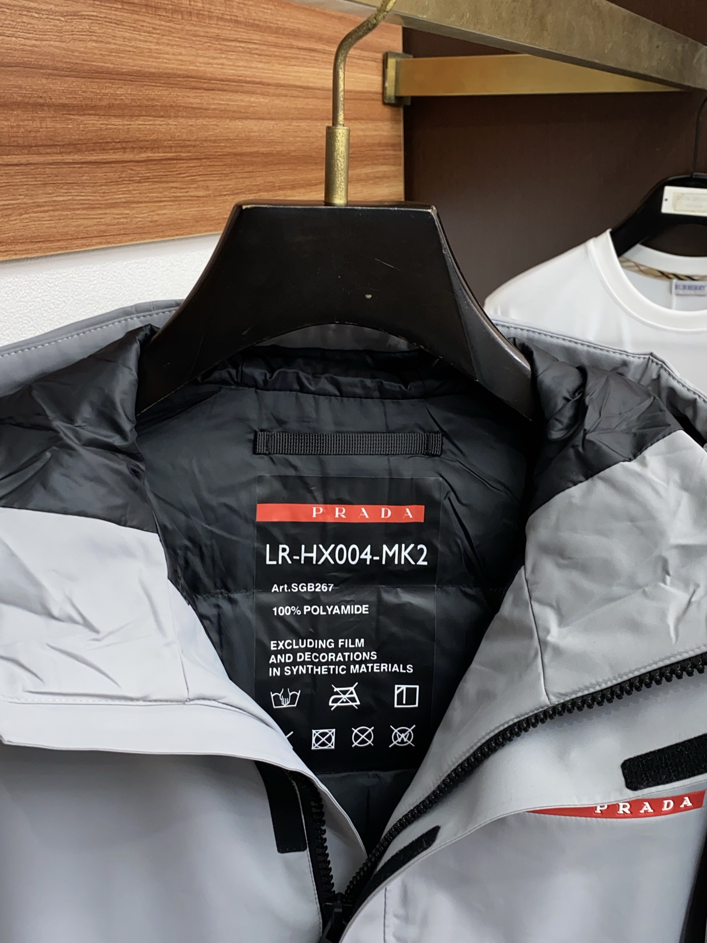 普拉达 25秋冬男士时尚羽绒服 轻奢时尚休闲风格，轻盈保暖柔软！低调系列时尚百搭，就是有型！香港贸易订单