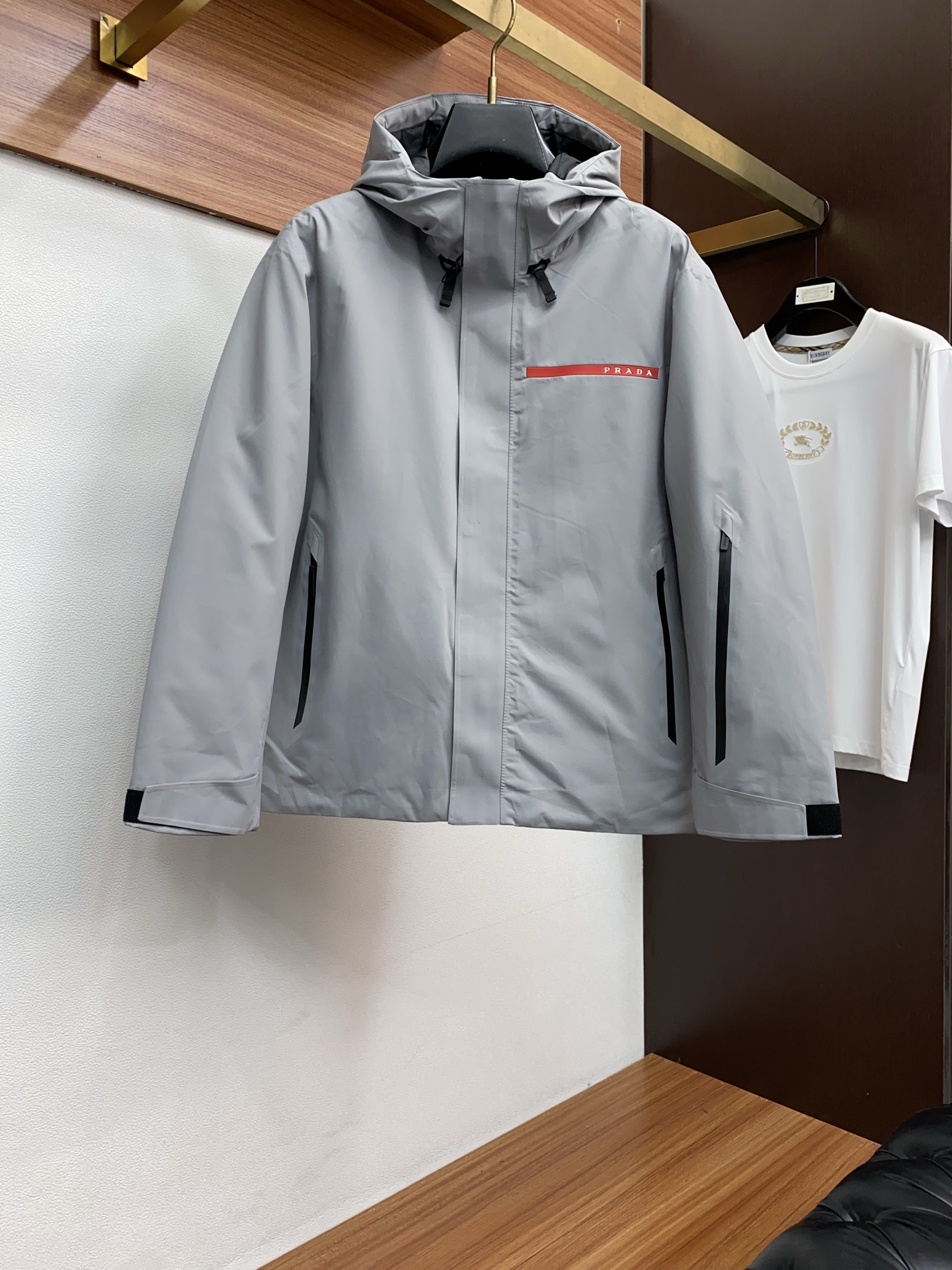 普拉达 25秋冬男士时尚羽绒服 轻奢时尚休闲风格，轻盈保暖柔软！低调系列时尚百搭，就是有型！香港贸易订单