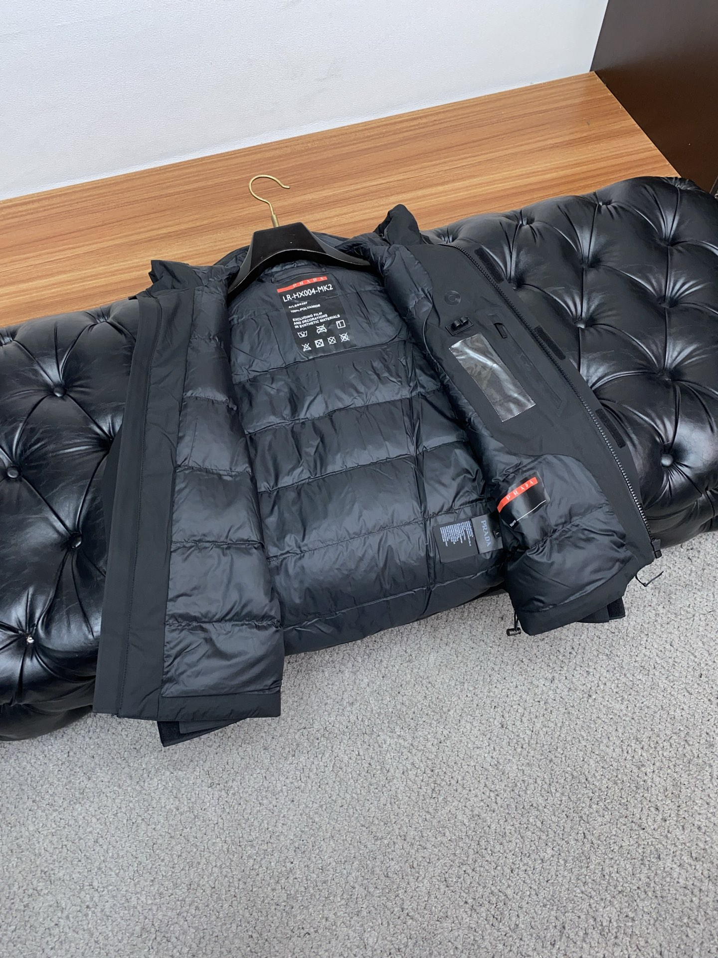 普拉达 25秋冬男士时尚羽绒服 轻奢时尚休闲风格，轻盈保暖柔软！低调系列时尚百搭，就是有型！香港贸易订单