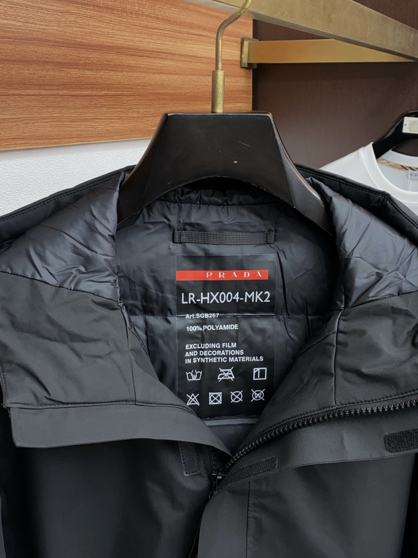 普拉达 25秋冬男士时尚羽绒服 轻奢时尚休闲风格，轻盈保暖柔软！低调系列时尚百搭，就是有型！香港贸易订单